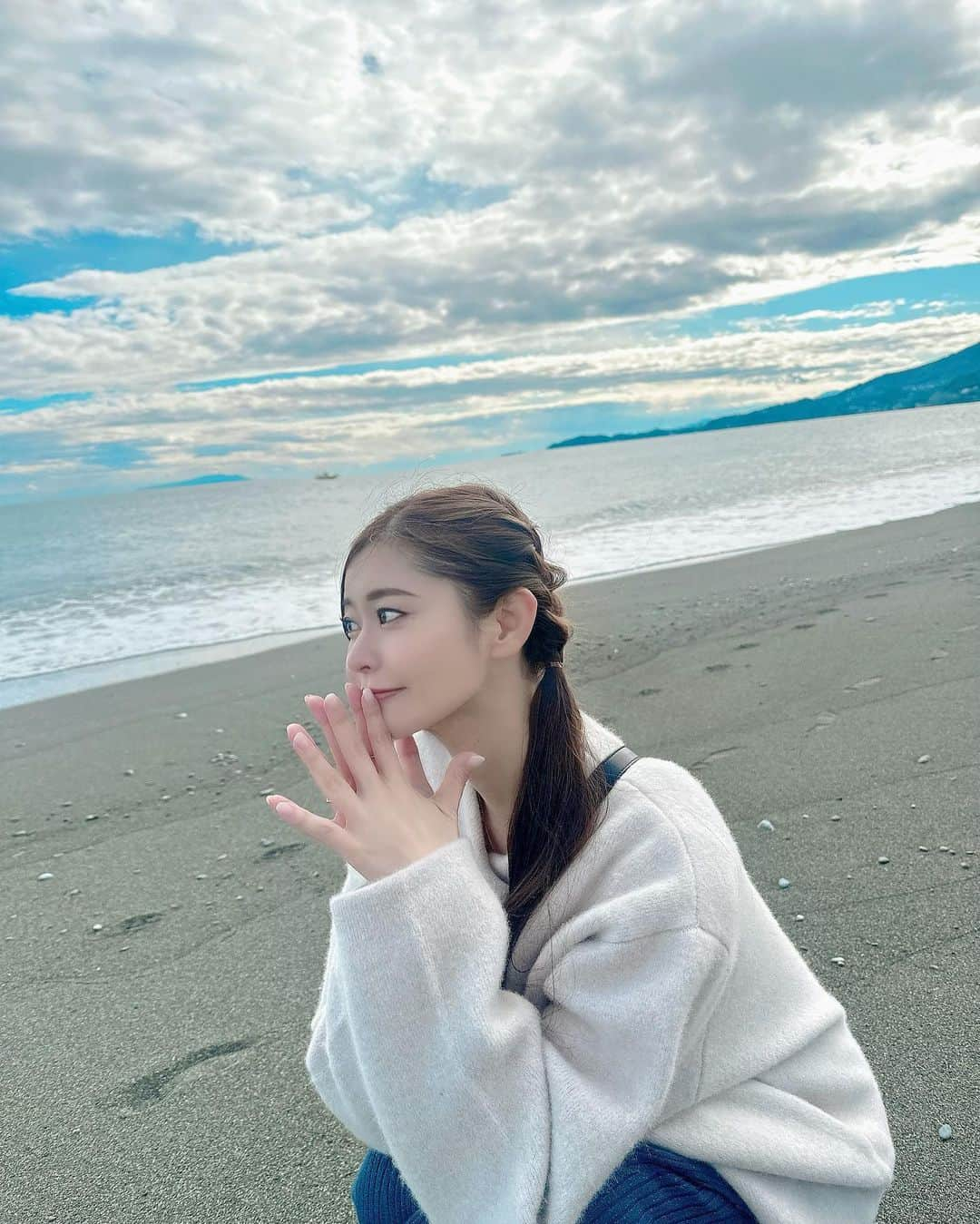 葵百合香（八田愛梨）さんのインスタグラム写真 - (葵百合香（八田愛梨）Instagram)「旅行の時に寄った海岸☺️💕 入るのは苦手だけど海岸お散歩したりするのは大好き💕 小田原城も寄ったよん🏯 #葵百合香 #av女優 #高身長 #巨乳 #熟女 #人妻 #レースクイーン #ポートレート #グラビア #海 #小田原城」11月18日 22時44分 - aoi_yurika