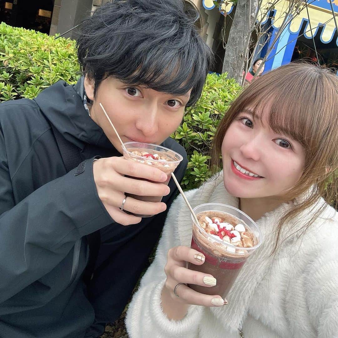 愛内みささんのインスタグラム写真 - (愛内みさInstagram)「・  夫婦disney🎄  強風で寒すぎて凍えたけど いちにち遊んで楽しい日☺️  クリスマスフード達もおさえにいった🎅✨  #disnyland#クリスマスディズニー#グレートアメリカンワッフルカンパニー#グランマサラのキッチン#クリスマス#ディズニーランド」11月18日 22時44分 - misamisa124