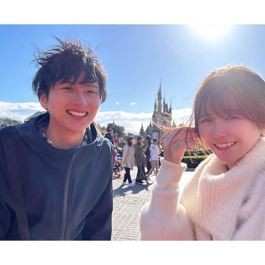 愛内みささんのインスタグラム写真 - (愛内みさInstagram)「・  夫婦disney🎄  強風で寒すぎて凍えたけど いちにち遊んで楽しい日☺️  クリスマスフード達もおさえにいった🎅✨  #disnyland#クリスマスディズニー#グレートアメリカンワッフルカンパニー#グランマサラのキッチン#クリスマス#ディズニーランド」11月18日 22時44分 - misamisa124