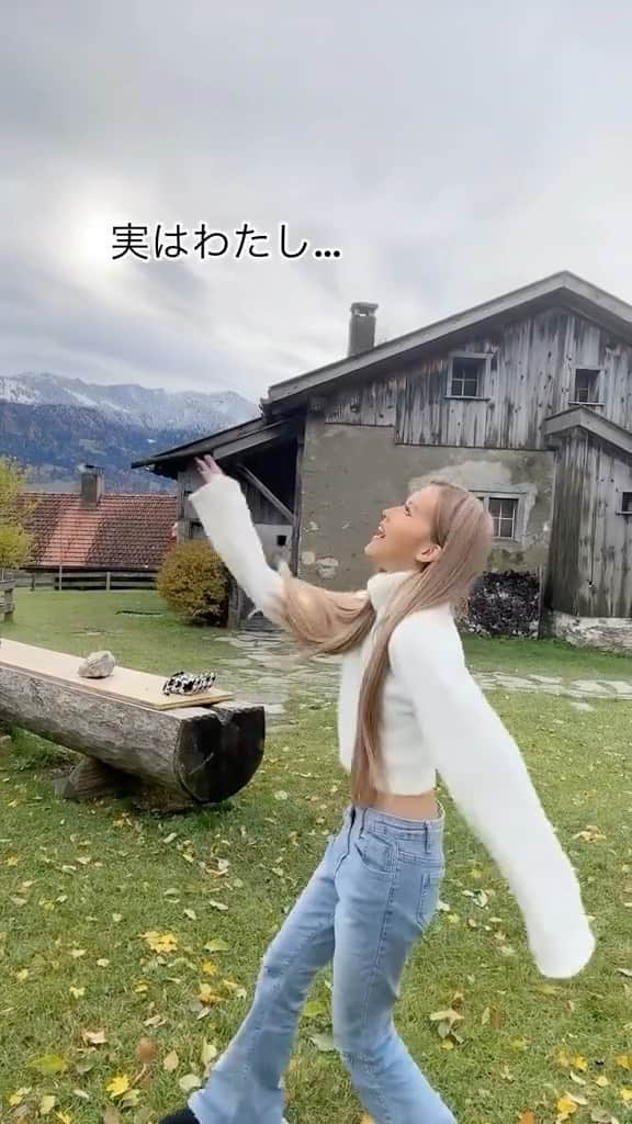 あやかのインスタグラム：「ハイジで有名なスイス🇨🇭の マイエンフェルトで  1番踊りたかった曲を🤣💕  この曲が昨日からずっと頭から 離れない.. 知ってる人いる？？？？？ . . . #fashion#wintefashion#knit#maienfeld #冬コーデ#ニット#ハイネック#タートルネック #たびじょ#ヨーロッパ旅行#スイス#フランス #マイエンフェルト#アルプスの少女ハイジ」