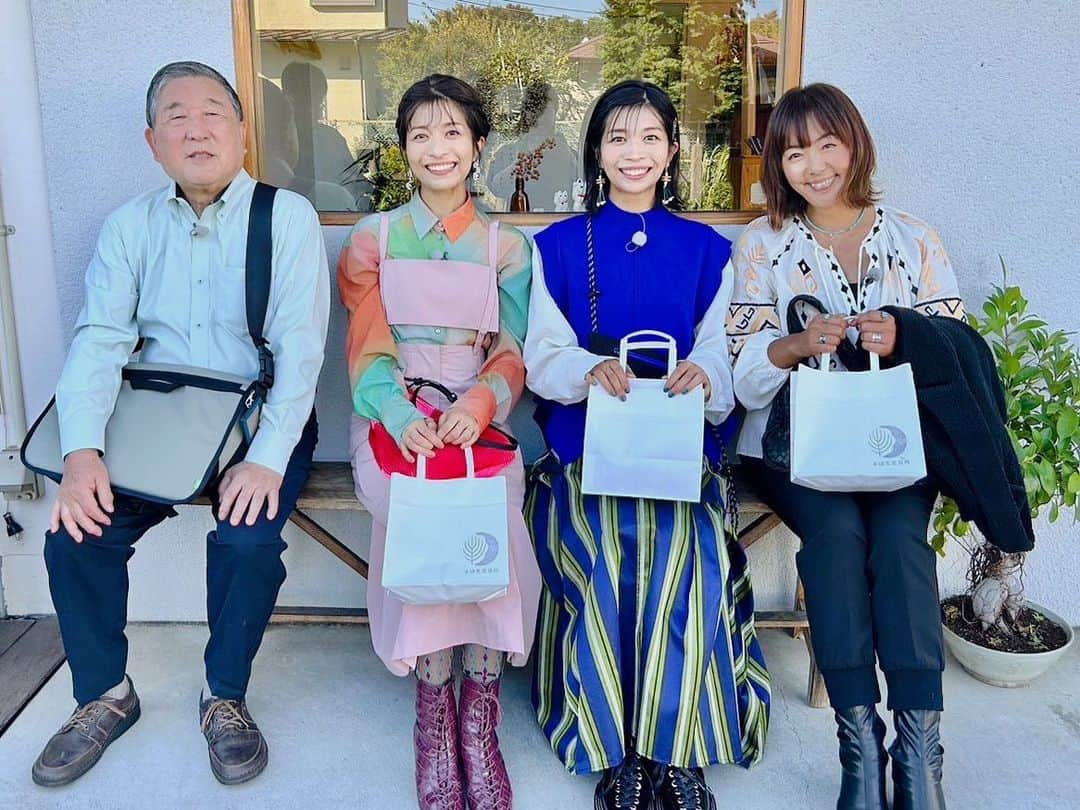 田中律子さんのインスタグラム写真 - (田中律子Instagram)「マネージャーからのお知らせ📺  明日16:00-17:25 テレビ朝日『路線バスで寄り道の旅』🚌💨 ゲストは、三倉茉奈さん&三倉佳奈さん👩‍❤️‍👩  茉奈佳奈さんは、昔からそっくりな印象でしたが 今回の旅の中でも同時に同じ言葉を発したり、 息ピッタリな場面が多々ありました🤭✨ ロケスタート時に「わからなくなったら聞いてください」とお2人が言ってくれるほど、そっくりで❤️‍🔥 このお写真…どちらがどちらだかわかりますか？ 私は最初、衣装の色味でお2人を認識しました！  下高井戸〜宮の坂〜世田谷の東急世田谷線沿いのツウな お店を巡る旅です！！  ぜひ、ご覧下さいませ‼️‼️  #テレビ朝日 #路線バスで寄り道の旅  #バス旅 #徳光和夫#田中律子 #ゲスト#三倉茉奈 さん #三倉佳奈 さん #美人双子 さん #世田谷線#世田谷線沿線」11月18日 22時45分 - ri2kotanaka