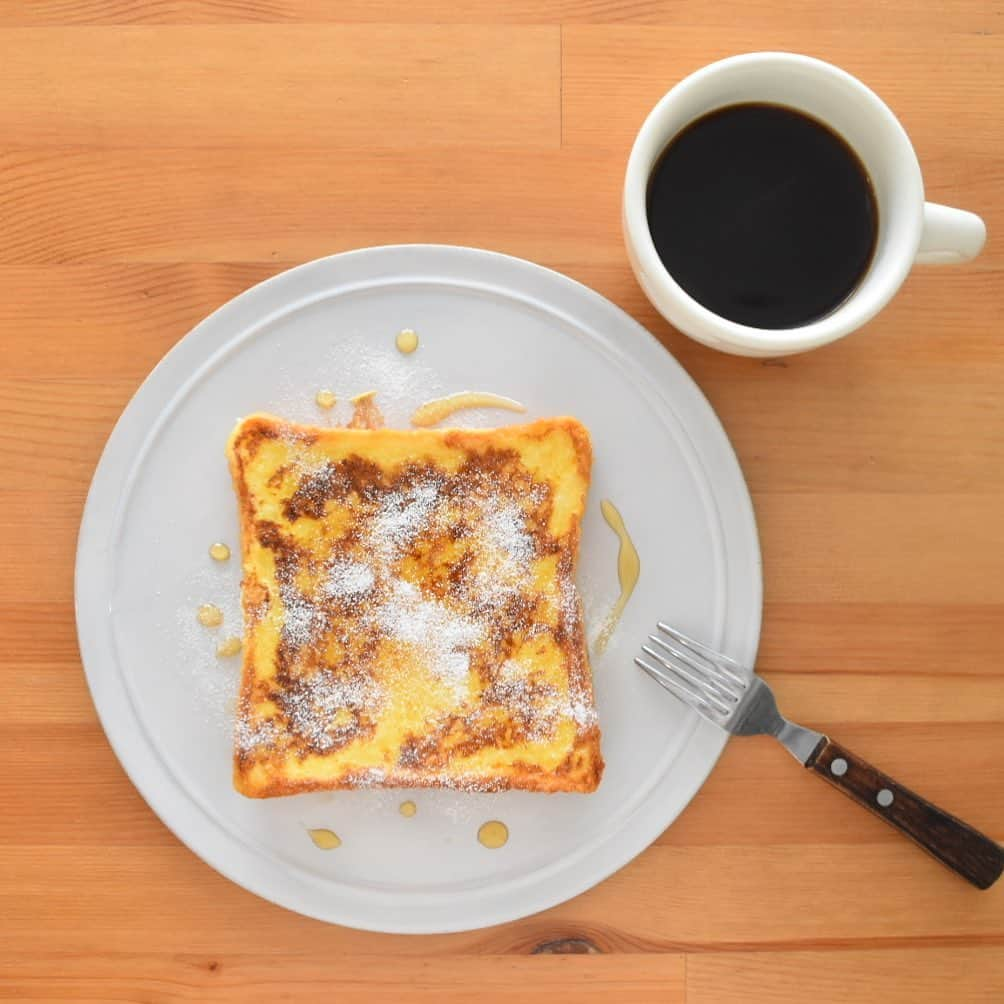 山崎佳のインスタグラム：「Today’s breakfast. シンプルなフレンチトースト。 先週今週はディズニーランドに行ったり、小学校がインフルエンザで急遽学級閉鎖になったり、なんだかいつにも増してバタバタだった〜。この感じのバタバタ感で一気に年末年始までいく感じだな。」