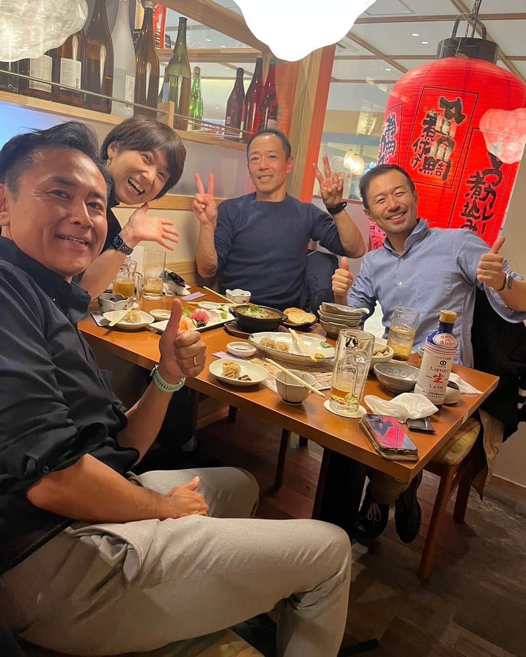 伊地健治のインスタグラム：「先日、 静岡のレジェンド・望月将悟さんを囲む会がありました😋 日本海の富山湾から日本アルプス縦走を経て、太平洋の駿河湾への400km以上のルートを8日間以内に完走するというTJAR(トランスジャパンアルプスレース)4連覇を果たし、絶対王者と呼ばれた方です！  セッティングしてくださったのが静岡朝日テレビのアナウンサーの先輩だった片川乃里子さん😋それにSBSのアナウンサー・牧野克彦さんも‼️ 3人とも市民ランナーではあるので、望月さんに色々とレースについても聞きたかったのですが、、、それ以外の話（仕事の愚痴とか、家庭の愚痴とか、、諸々、、笑）が多かったような😂そして大変盛り上がりました🔥 楽しい時間はあっという間に過ぎますね😂  望月将悟さんの今後の活躍に期待が膨らみます‼️ 片川さんや牧野さんにも久々に会えて嬉しかったですー！ あ、片川パイセンは先日しまだ大井川マラソンで会いましたね😋  いつか望月さんと山を走ってみたいと思いました‼️😋」