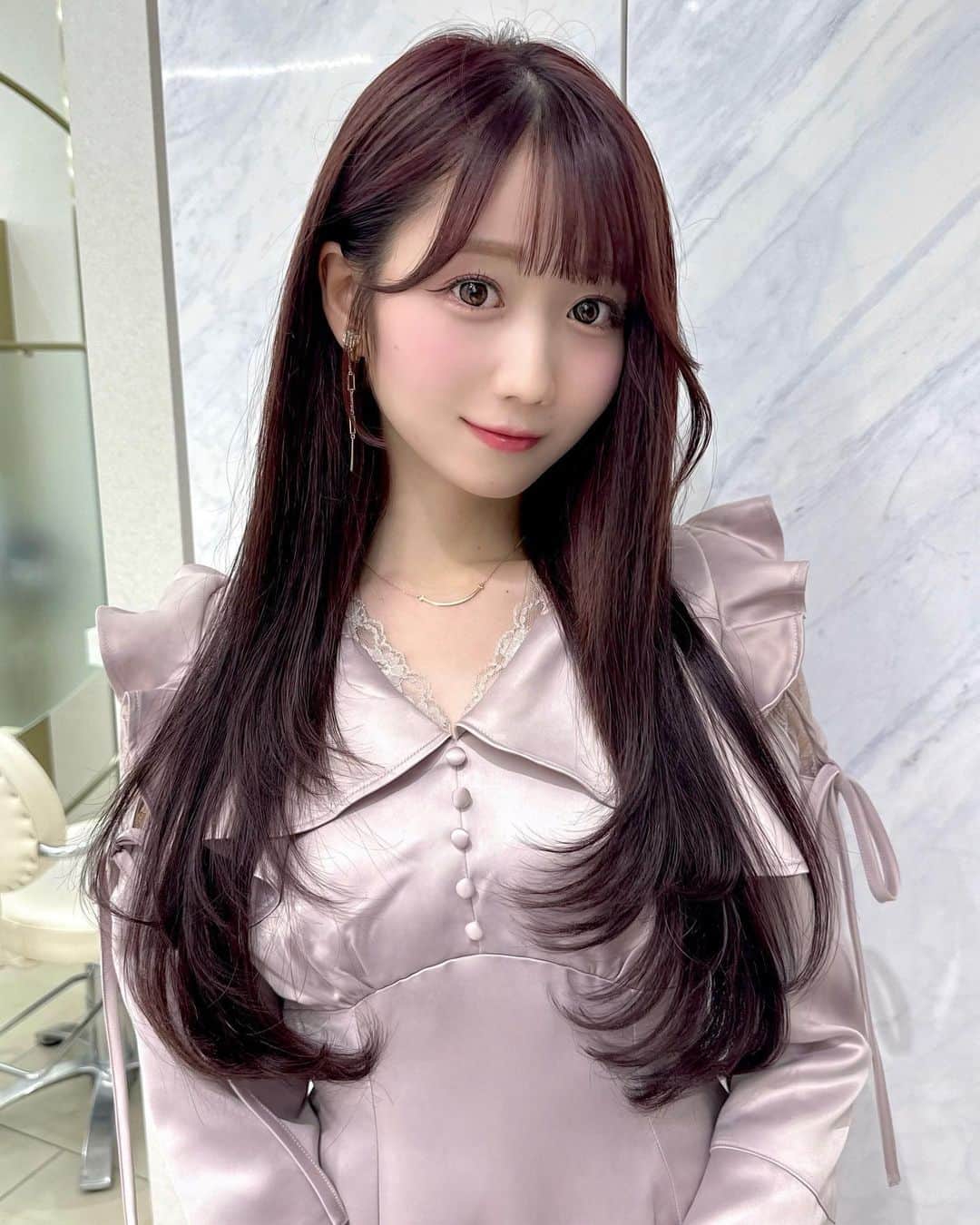 のインスタグラム：「new ✂︎🎀 赤みピンクなブラウンカラーで レイヤーカットに前髪はぱっつんめ🤎 最近はずっとこのオーダー…☺️🫶🏻」