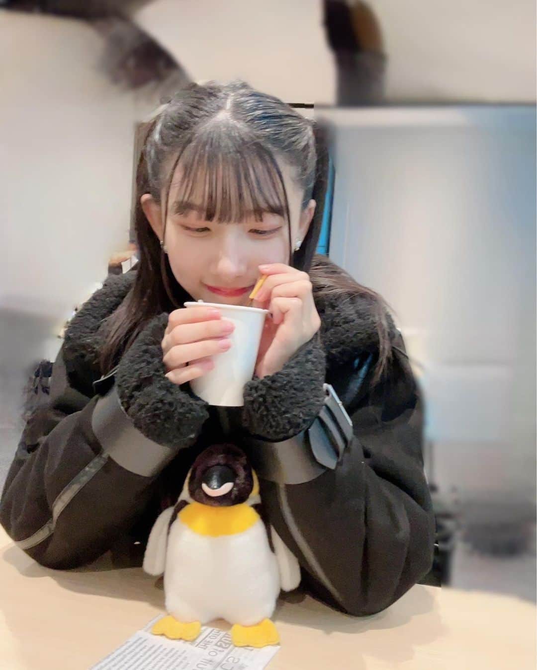 芹澤もあのインスタグラム：「⁡このカフェラテ甘くて美味しかった☕️  普段お腹出したりしてるけど、 冬寒すぎてお腹出しコーデ少なくなりそう😖   #カフェラテ #高校生#高校3年生 #ljk #jk3#06#ukka #芹澤もあ」