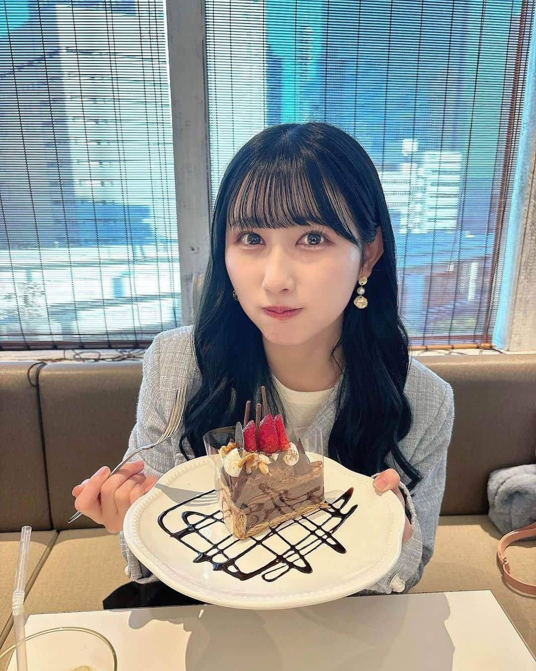 山本杏奈さんのインスタグラム写真 - (山本杏奈Instagram)「🍰✨  ケーキ食べた…♡  髪はだいすきなブルーブラック！ 真っ黒！ではなく透明感をプラスしてくれる色で 大好きすぎて毎回これ。笑 ブルーのインナーも好きだったから また入れたいなぁと思ってます💙  @masaki_wistell  いつもありがとうございます☺️」11月18日 22時42分 - yamamoto_anna_