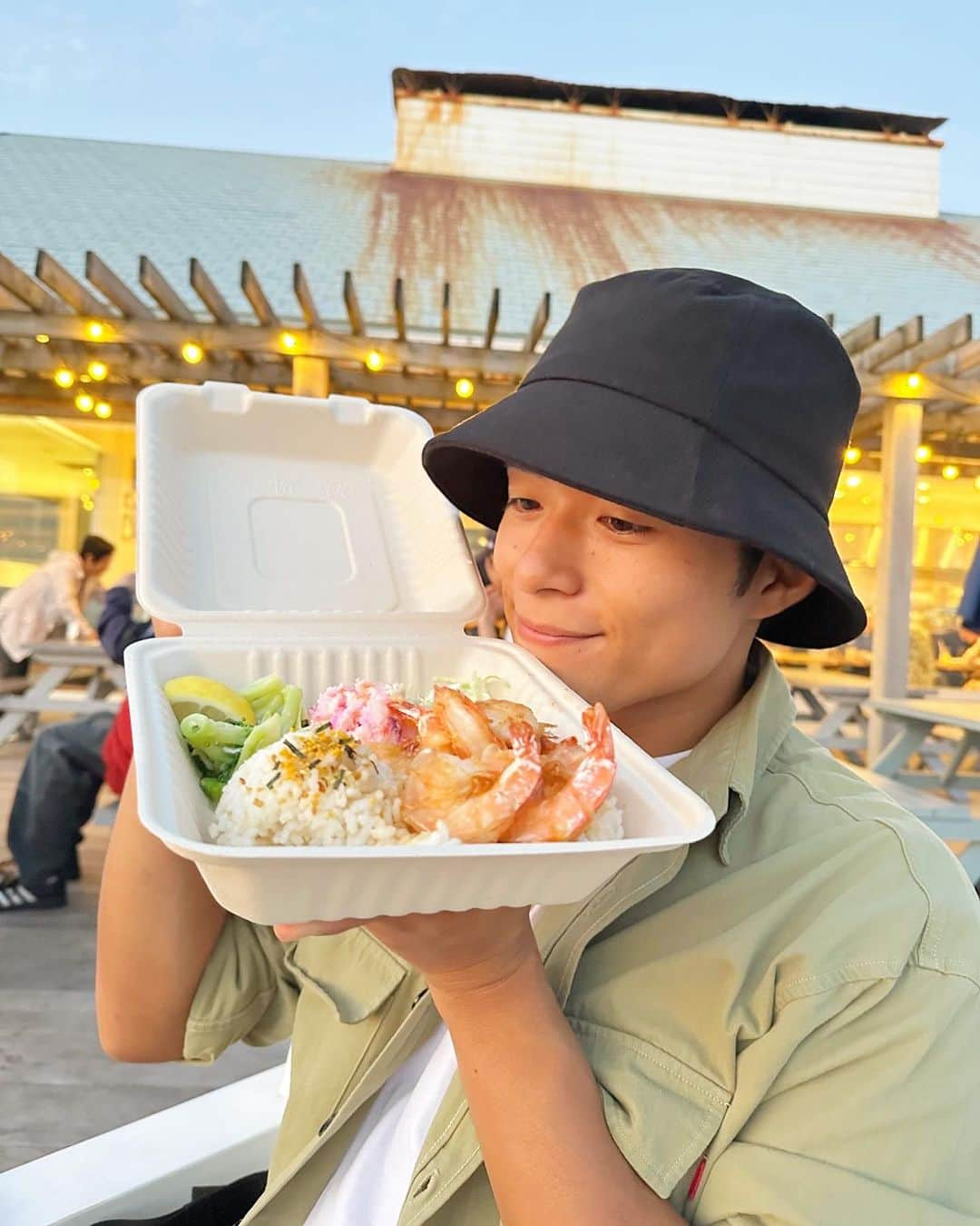 池田航のインスタグラム：「Garlic shrimp🦐plate🍤🥰 今日も素敵な出会いに感謝💓  YouTubeにて🔎KOHクッキング🔍で 動画投稿してます！ 【池田航】で検索してね❤ ･ ･ ･ 料理アカウントもよかったらフォローしてね✨☞@chef.koh ･ ･ #飲食店を救いたい #日本を食で元気に‼️  #日本のレストランを救いたい #卵だらけの癒しレシピ  #オム王子 #調理師免 #スーパーフードプランナー   初料理本【たまごだらけの癒しレシピ】が全国の書店で発売中！ 是非読んでみてください！！ #たまごだらけの癒しレシピ  #めざせ10000部」