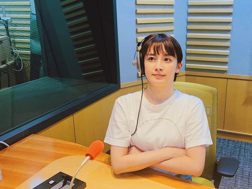 宮司愛海のインスタグラム：「【Podcast】「宮司愛海のすみません、今まで黙ってたんですけど...」#3配信されました。 修行を積んで根っから明るい人に少しでも近づきたいって話をしています。Spotifyからぜひ🎧 みなさまからのメッセージ続々届いております。ありがとうございます！ 引き続きお待ちしています。  公式ハッシュタグは↓ #すみ黙  右にスワイプすると社食で一人食事をする私がいます。 (たまたま通りかかった榎並さん撮影) @enami_daijiro」