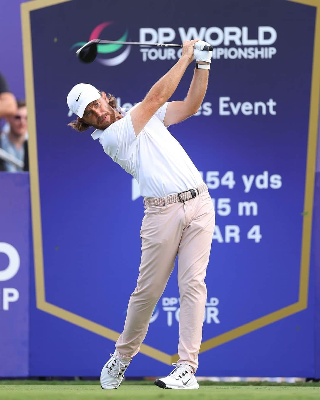 テーラーメイド ゴルフのインスタグラム：「Hitting fairways and making moves. 💯 @officialtommyfleetwood has hit 78% of fairways in Dubai and, after a Saturday 66 (-6), he’s one back. #TeamTaylorMade」