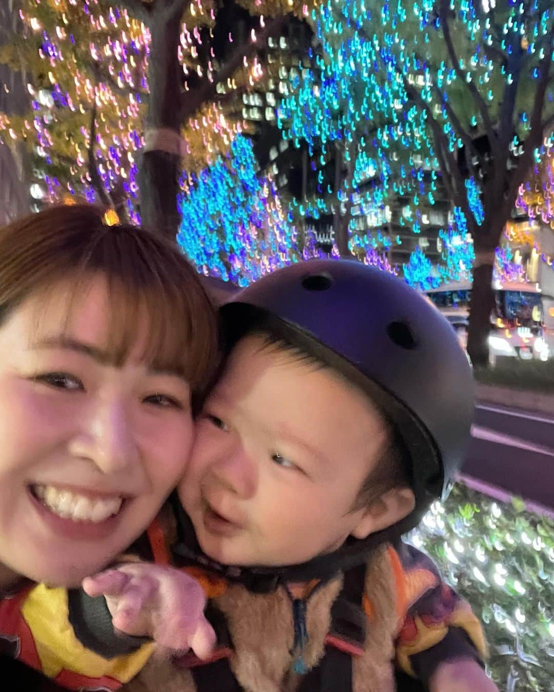 木村沙織のインスタグラム：「. 今年も綺麗な御堂筋🎄✨ イルミネーション見つけた瞬間の顔撮れた、笑った😂 ( 最後🤳 ) . . #御堂筋」