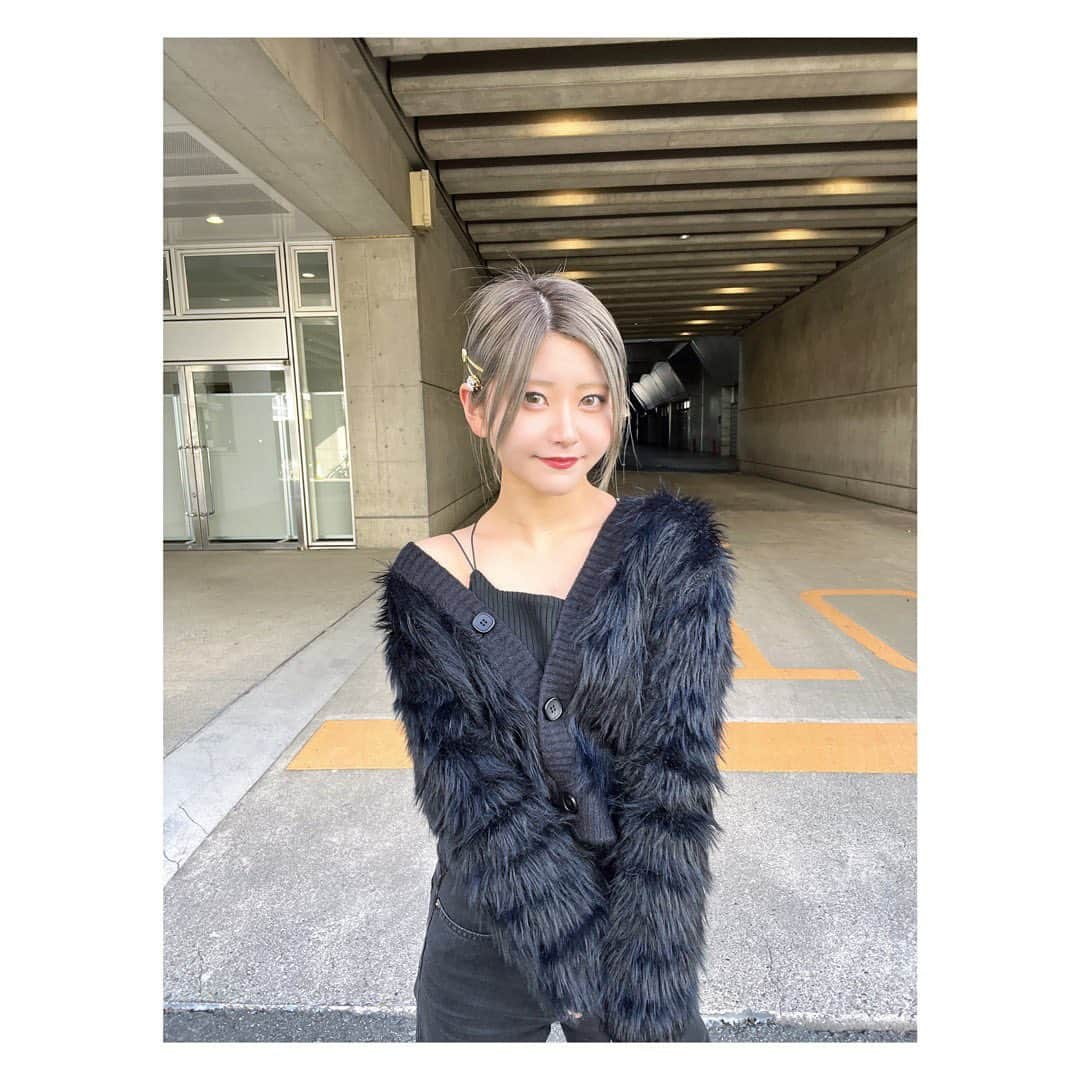 大竹ひとみさんのインスタグラム写真 - (大竹ひとみInstagram)「🖤🖤🖤 . . .  色落ちシルバーの髪色と、 ピンクメイクにブルーのカラコン  久しぶりに派手めな顔にしてみました🧏🏼‍♀️  . . .  #握手会  #幕張メッセ #今日のコーデ #meemselect #diesel  #miumiu #私服コーデ  #ブラックコーデ #カジュアルコーデ  #カーディガンコーデ #ハイトーンボブ  #シルバーカラー #シルバーグレージュ #色落ちグレー #ootd  #blackcode #followｍe #🖤」11月18日 22時48分 - iamhitomi_48