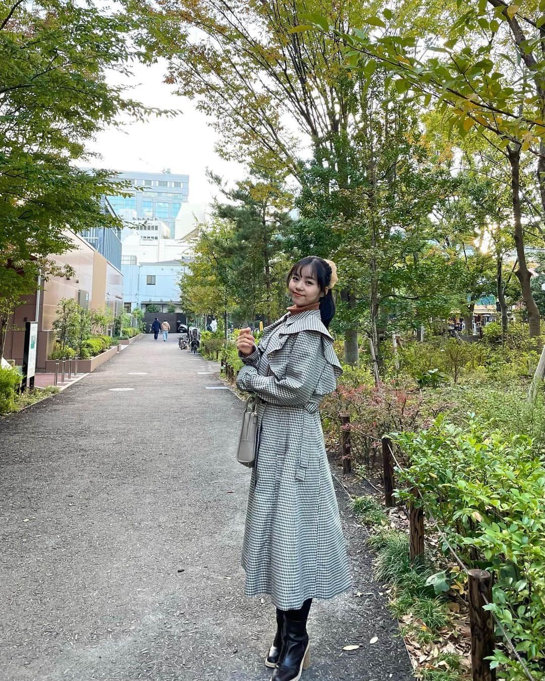 陣ノ内柚来さんのインスタグラム写真 - (陣ノ内柚来Instagram)「去年買って貰ったコートとワンピースのセットアップ、可愛くてずーっとみんなに見て貰いたかったの~🧥‪🧡‬‪ カワイイでしょー！ ・ ショート丈のトレンチコートを脱ぐとジレのワンピースになるの🕯𓈒 𓏸 ここのコートは全部形が最強に可愛くてダイスキ〰️ ・ ・ #ゆらうぇあ #トレンチコート #セットアップ #05 #fyp #ブラウンコーデ #celford #moussy #jillbyjillstuart #シアーシュシュ #セットアップコーデ #ロングワンピース #ジレベスト #ジレコーデ #ジレワンピース #ootd #ootdfashion #タートルネック」11月18日 22時49分 - yura_world