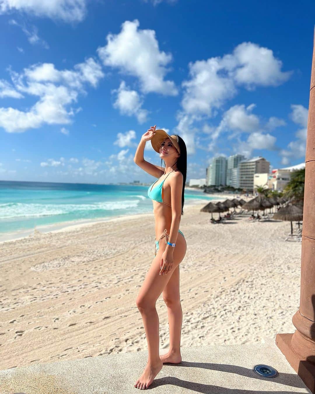 夏海のインスタグラム：「Hola🙌Wher I am?🌏  I'm in paradise on earth🌴❤️  コロナ禍に入る前ぶりの海外に来ています✈️  日本との時差が大きくて 連絡にズレが生じていたらごめんなさい💦  来週中頃には帰国しますので しばしお付き合いをお願いします🙇‍♀️❤️  #paradise #beach #paradiseonearth  #honeymoon #caribbean #bikini #swimwear  #mexico #cancun #カンクン #メキシコ #🇲🇽 #カリブ海 #ビキニ #海外旅行 #旅行 #travel #resort #リゾート」