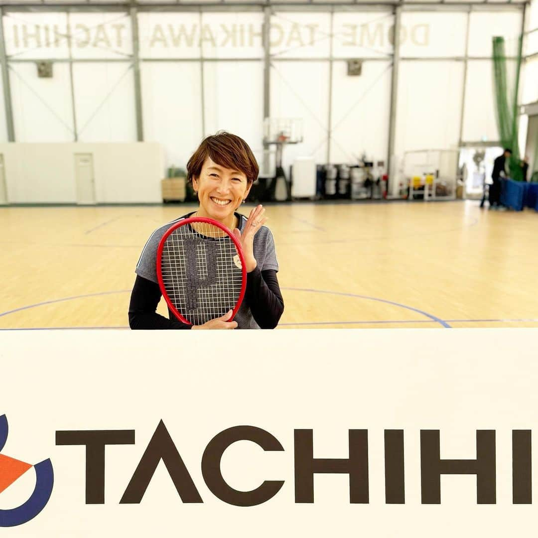 杉山愛さんのインスタグラム写真 - (杉山愛Instagram)「今日は立川立飛でテニスクリニック🎾 沢山のキッズ達が参加してくれて嬉しかったーーーっ‼️ 1時間という短い時間でしたが、みんなとーっても上手になりました👏👏👏  クリニックの後は隣の会場でTachikawa Diceの試合がホームであったので観に行ってきました🏀 バスケットボールの試合は選手現役の時にNBAを観に行った時以来でしたが、地元密着の日本バスケットボールもめっちゃ盛り上がっていて最高でした♪ 最高に楽しませて頂きました🏀 また応援に来まーす📣  #tachikawa #立川 #立飛 #ラリトモ #テニピン  #立川ダイス  #tachikawadice  #バスケットボール」11月18日 22時55分 - aisugiyamaofficial