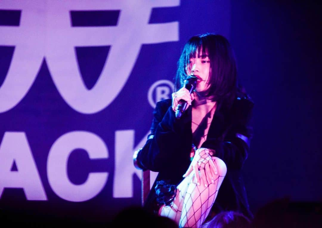 アオイヤマダさんのインスタグラム写真 - (アオイヤマダInstagram)「AiNATOAOI performed in UK🇬🇧 Thank you WACK and UK.  アイナ氏とロンドンでパフォーマンスさせて頂きました。 街歩き中、休憩で入ったカフェの外に 使い古した毛布で温まる犬がいてアイナ氏がみつめる。 ルイスキャロルの言葉 "Oh,'tis love, 'tis love that makes the world go round." を思い出し、 アイナ氏の曲ZOKINGDOGが頭の中で流れる。 お金じゃ買えない愛。 愛こそが世界をまわしている！  パフォーマンス終えた後1時間くらい二人で反省会してたけど それ以上に楽しかったです。笑 貴重な時間と経験をありがとう。  またAiNATOAOIでどこかに行きたいなぁ。  Love. #AiNATOAOI」11月18日 22時56分 - aoiyamada0624