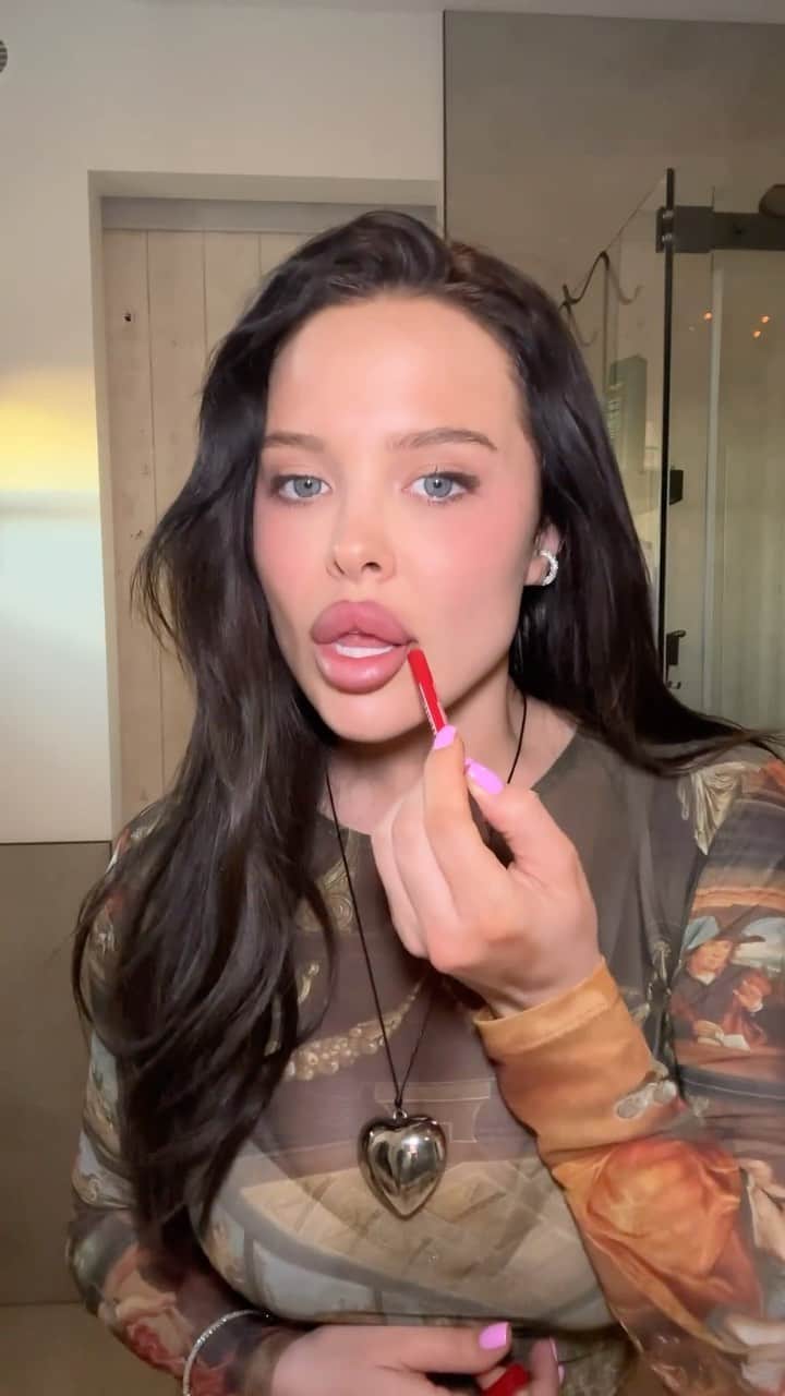Mara Teigenのインスタグラム：「Friday night touch ups 💋 @onesize @patmcgrathreal」