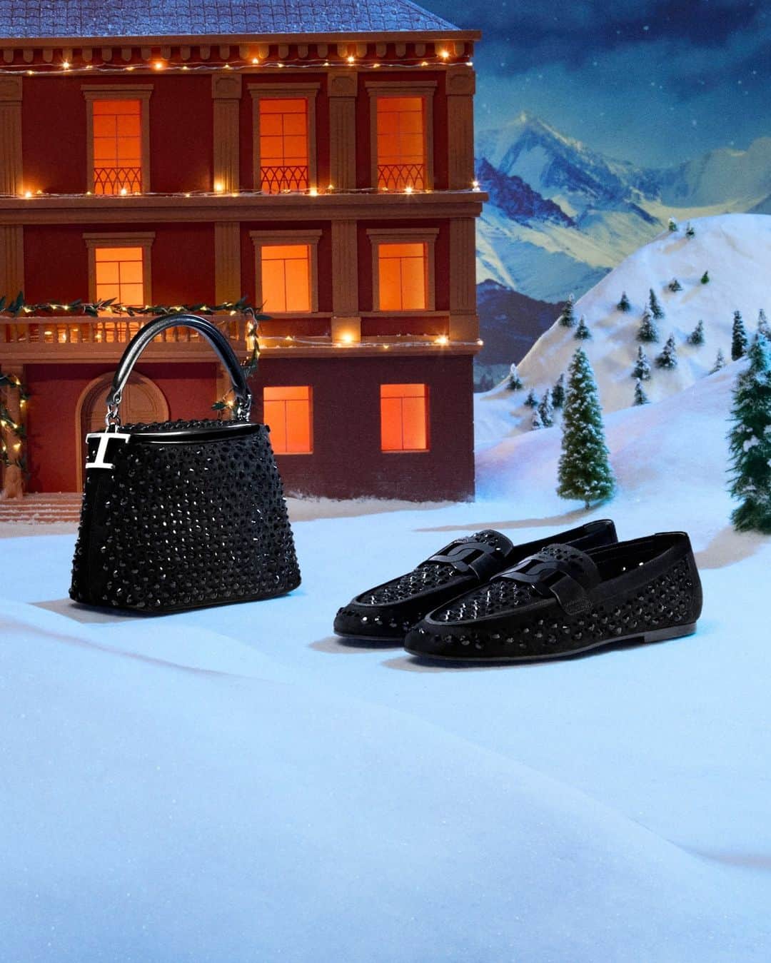 トッズのインスタグラム：「Tod's House of Magic. From bag lovers to loafers enthusiasts, the Holiday collection features sparkling objects for everyone on your list. #TodsHolidays #TodsHouseofMagic #Tods」