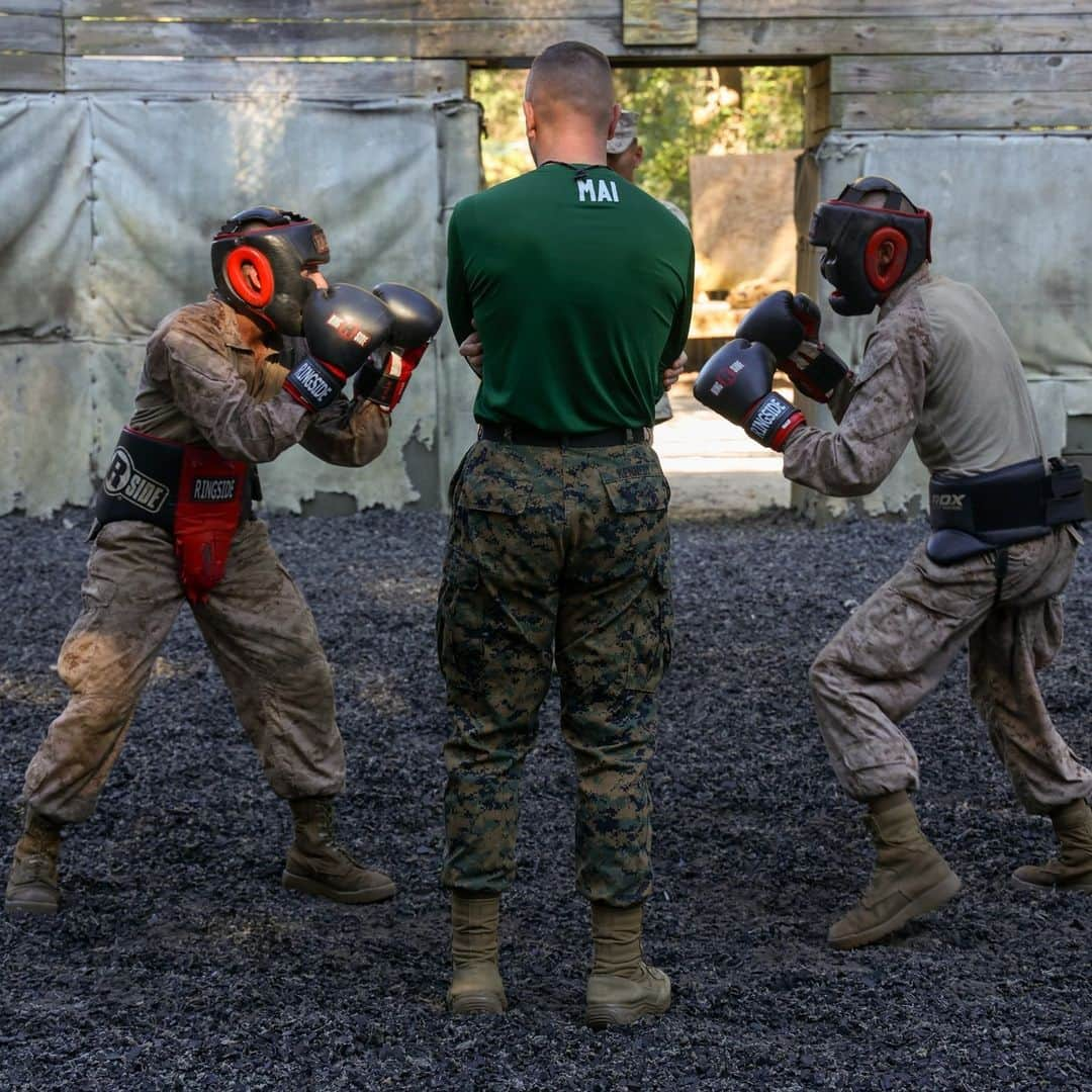 アメリカ海兵隊のインスタグラム：「The Final Test   📍 Marine Corps Recruit Depot Parris Island (Nov.8, 2023)  #Recruits with Lima Company, 3rd Recruit Training Battalion, conduct the Crucible.   The Crucible is a 54-hour culminating event in which the previous 11 weeks of training are put to the test.  📷 (U.S. Marine Corps photo by Sgt. Juan Munguia)  #USMC #Training」