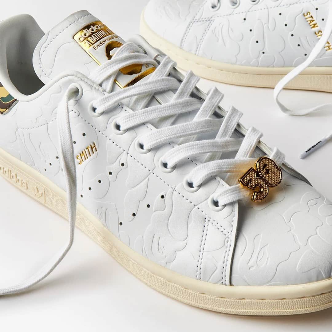 Sneaker Newsさんのインスタグラム写真 - (Sneaker NewsInstagram)「A Bathing Ape is getting ready to close the book on its 30th Anniversary celebration with a Stan Smith collaboration! These are too clean...⁠ LINK IN BIO for full details on the 11/18 release...」11月18日 23時01分 - sneakernews