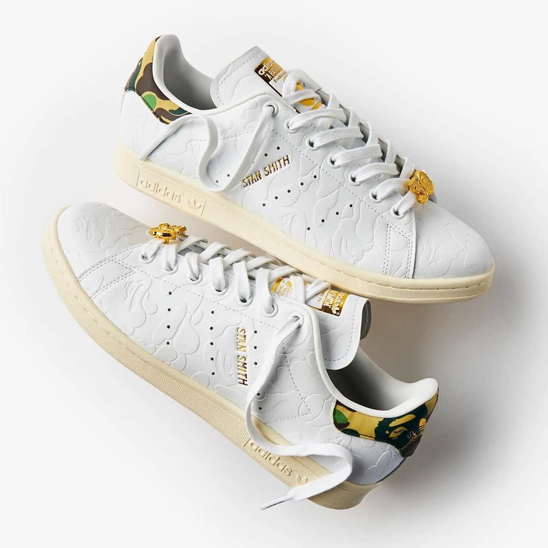 Sneaker Newsのインスタグラム：「A Bathing Ape is getting ready to close the book on its 30th Anniversary celebration with a Stan Smith collaboration! These are too clean...⁠ LINK IN BIO for full details on the 11/18 release...」