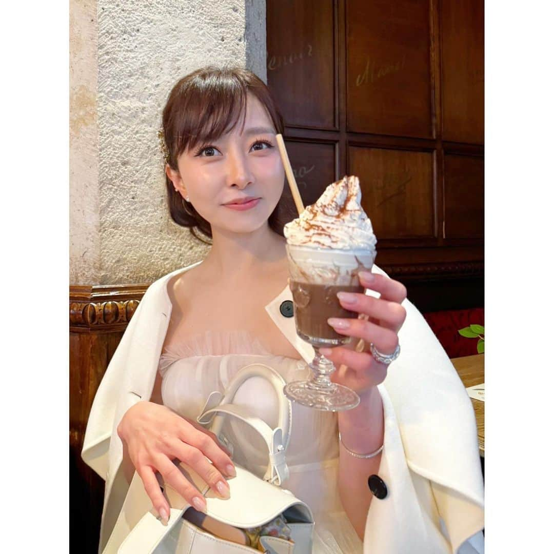 石井美保さんのインスタグラム写真 - (石井美保Instagram)「Parisでは好きなだけスイーツを食べていいというマイルール。カカオと乳製品のクオリティが高すぎるんだもん。これを食べずに過ごすなんて勿体ないと思ってしまうぐらいどれも美味しい。こう見えてどれも甘さ控えめ。良質な素材の味を砂糖の甘さでかき消してしまわないようにちゃんとしている。 最後の @chevalblancparis のティラミス最高。Lovely😂💓 もちろん糖化対策にルミエージュを沢山持参してましたよ。 あとはお食事全般にパパイヤ酵素もマストで飲みました。 この二つがあれば怖くない🍽️  甘いもの今年はこれで食べ納め。  #mihoishii_paris」11月18日 23時11分 - miho_ishii