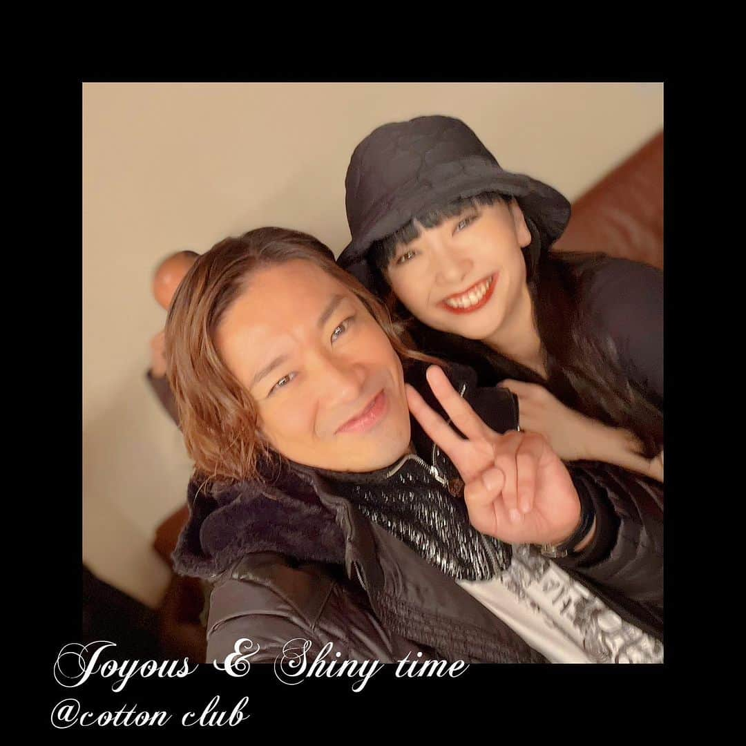 まりゑさんのインスタグラム写真 - (まりゑInstagram)「LIVE【Joyous & Shiny time ～for JS's live〜】 1日目、無事駆け抜けました‼︎ 急遽開催決定したLIVEでしたが、沢山のお客様に囲まれ本当に贅沢なひとときを噛み締めました✨ 個人的に胸熱シリーズ連発過ぎて 一つ言わせてください。 こんな急遽で集まってあんなコラボやこんなコラボ、名曲揃いなセットリストあります⁉︎ なんか痒いところに手が届きすぎます‼︎‼︎‼︎☜言いたいこと伝わってる？www あと前座には…まさかの演歌ユニット“しにものぐるい”が大登場🔥 コットンクラブで2人が気持ちよく歌ってる姿、めちゃめちゃ素敵だったなぁーーー‼︎ お二人ては23日の愛知公演『チョコレートドーナツ』でまたお会いしまーす🍩  兎に角、1日目最高のスタートでした✨ 明日が千穐楽〜‼︎あ、Liveだとその言い方はしないのか💦 ファイナルです‼︎☜あってる？  本当素晴らしい演奏をしてくださってるバンドメンバーの天才的な臨機対応さにも脱帽です👏 本当楽器出来る人って尊敬する… 是非演奏にも耳を傾けてくださいませ❤️‍🔥  明日も Joyous & Shiny time に染まったコットンクラブでお会いしませう💋 明日は上川一哉さん　@kazuya.1007 と綿引さやかさん @sayaka_watabiki が降臨✨ 2人の極上の歌声とトーク、お楽しみに‼︎ ここでしか聴けないコラボ🔥絶対聴きに来ないと損だぁーーー👀  #ライブ #live #cottnclub #joyous #shiny #time  #村井國夫 #橋本さとし#山西惇 #八十田勇一 #高橋由美子 #東山義久 #まりゑ  #堀倉彰 #瀬川千鶴 #高野逸馬 #加藤聡」11月18日 23時05分 - manmarumarie