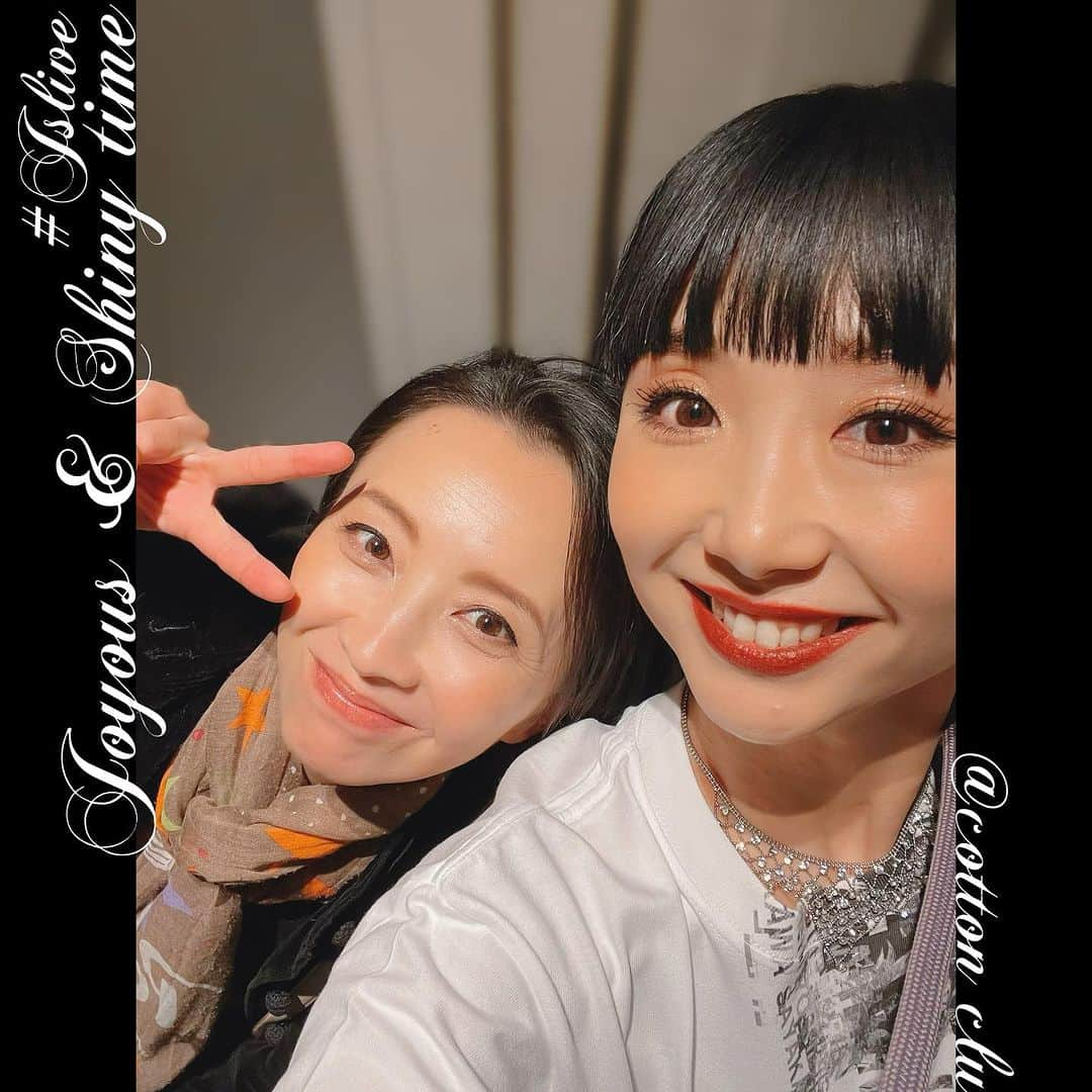 まりゑさんのインスタグラム写真 - (まりゑInstagram)「LIVE【Joyous & Shiny time ～for JS's live〜】 1日目、無事駆け抜けました‼︎ 急遽開催決定したLIVEでしたが、沢山のお客様に囲まれ本当に贅沢なひとときを噛み締めました✨ 個人的に胸熱シリーズ連発過ぎて 一つ言わせてください。 こんな急遽で集まってあんなコラボやこんなコラボ、名曲揃いなセットリストあります⁉︎ なんか痒いところに手が届きすぎます‼︎‼︎‼︎☜言いたいこと伝わってる？www あと前座には…まさかの演歌ユニット“しにものぐるい”が大登場🔥 コットンクラブで2人が気持ちよく歌ってる姿、めちゃめちゃ素敵だったなぁーーー‼︎ お二人ては23日の愛知公演『チョコレートドーナツ』でまたお会いしまーす🍩  兎に角、1日目最高のスタートでした✨ 明日が千穐楽〜‼︎あ、Liveだとその言い方はしないのか💦 ファイナルです‼︎☜あってる？  本当素晴らしい演奏をしてくださってるバンドメンバーの天才的な臨機対応さにも脱帽です👏 本当楽器出来る人って尊敬する… 是非演奏にも耳を傾けてくださいませ❤️‍🔥  明日も Joyous & Shiny time に染まったコットンクラブでお会いしませう💋 明日は上川一哉さん　@kazuya.1007 と綿引さやかさん @sayaka_watabiki が降臨✨ 2人の極上の歌声とトーク、お楽しみに‼︎ ここでしか聴けないコラボ🔥絶対聴きに来ないと損だぁーーー👀  #ライブ #live #cottnclub #joyous #shiny #time  #村井國夫 #橋本さとし#山西惇 #八十田勇一 #高橋由美子 #東山義久 #まりゑ  #堀倉彰 #瀬川千鶴 #高野逸馬 #加藤聡」11月18日 23時05分 - manmarumarie