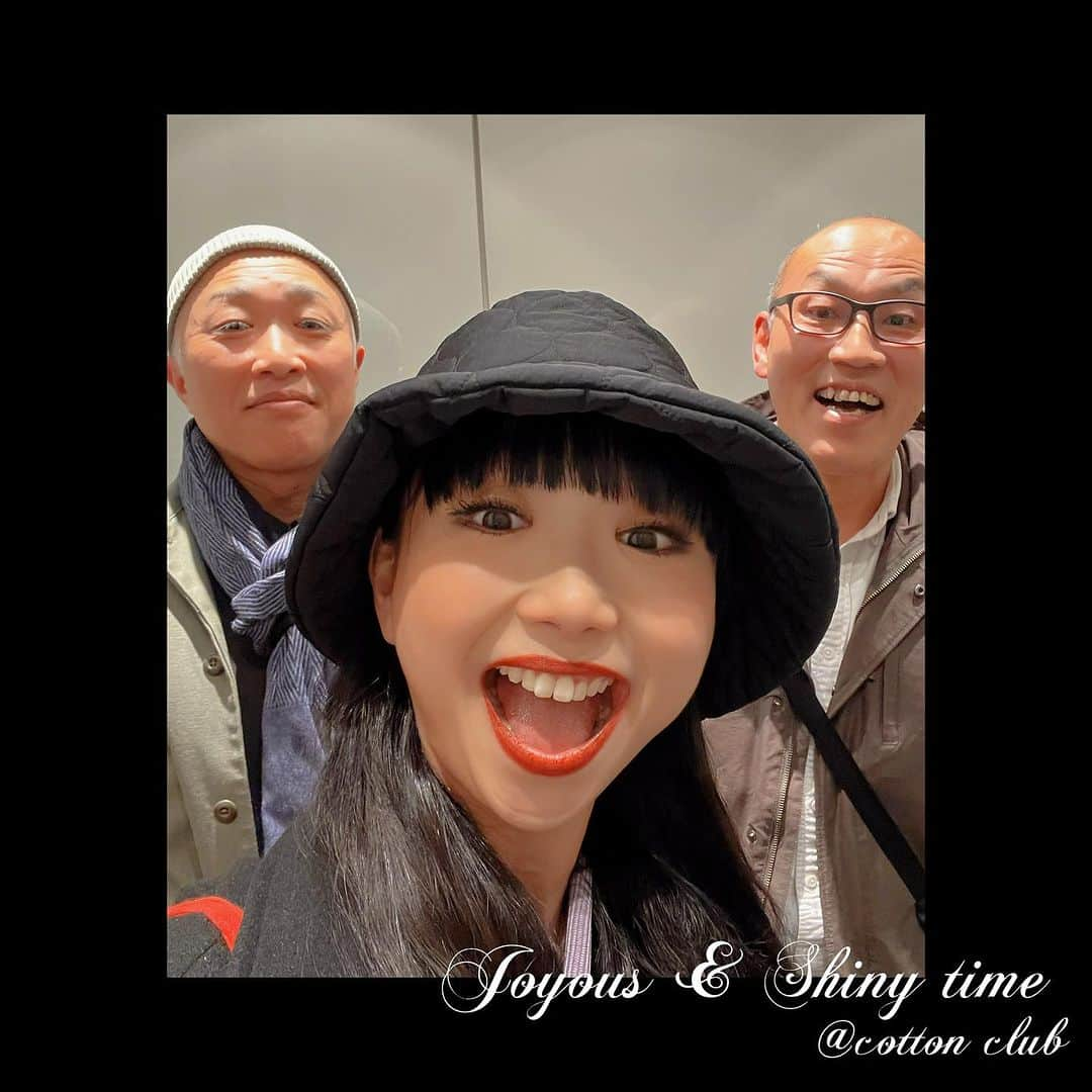 まりゑさんのインスタグラム写真 - (まりゑInstagram)「LIVE【Joyous & Shiny time ～for JS's live〜】 1日目、無事駆け抜けました‼︎ 急遽開催決定したLIVEでしたが、沢山のお客様に囲まれ本当に贅沢なひとときを噛み締めました✨ 個人的に胸熱シリーズ連発過ぎて 一つ言わせてください。 こんな急遽で集まってあんなコラボやこんなコラボ、名曲揃いなセットリストあります⁉︎ なんか痒いところに手が届きすぎます‼︎‼︎‼︎☜言いたいこと伝わってる？www あと前座には…まさかの演歌ユニット“しにものぐるい”が大登場🔥 コットンクラブで2人が気持ちよく歌ってる姿、めちゃめちゃ素敵だったなぁーーー‼︎ お二人ては23日の愛知公演『チョコレートドーナツ』でまたお会いしまーす🍩  兎に角、1日目最高のスタートでした✨ 明日が千穐楽〜‼︎あ、Liveだとその言い方はしないのか💦 ファイナルです‼︎☜あってる？  本当素晴らしい演奏をしてくださってるバンドメンバーの天才的な臨機対応さにも脱帽です👏 本当楽器出来る人って尊敬する… 是非演奏にも耳を傾けてくださいませ❤️‍🔥  明日も Joyous & Shiny time に染まったコットンクラブでお会いしませう💋 明日は上川一哉さん　@kazuya.1007 と綿引さやかさん @sayaka_watabiki が降臨✨ 2人の極上の歌声とトーク、お楽しみに‼︎ ここでしか聴けないコラボ🔥絶対聴きに来ないと損だぁーーー👀  #ライブ #live #cottnclub #joyous #shiny #time  #村井國夫 #橋本さとし#山西惇 #八十田勇一 #高橋由美子 #東山義久 #まりゑ  #堀倉彰 #瀬川千鶴 #高野逸馬 #加藤聡」11月18日 23時05分 - manmarumarie