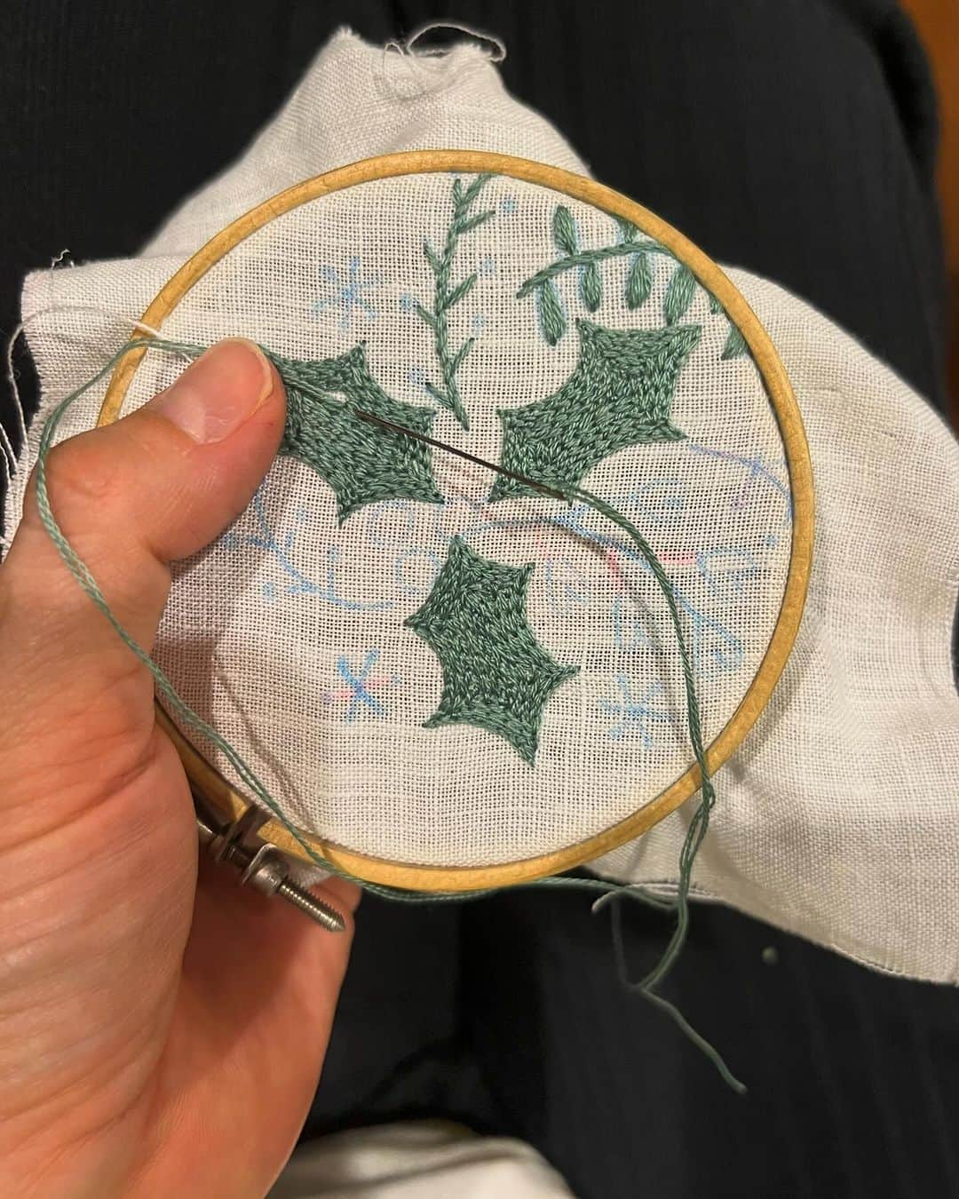 肘井美佳のインスタグラム：「I have started doing embroidery again for Christmas.  またちょっとだけ刺繍してる。  #embroidery #christmas #ornaments  #刺繍 #クリスマス刺繍 #鬼のチェーンステッチ #柊かわいい #間に合うだろうか」