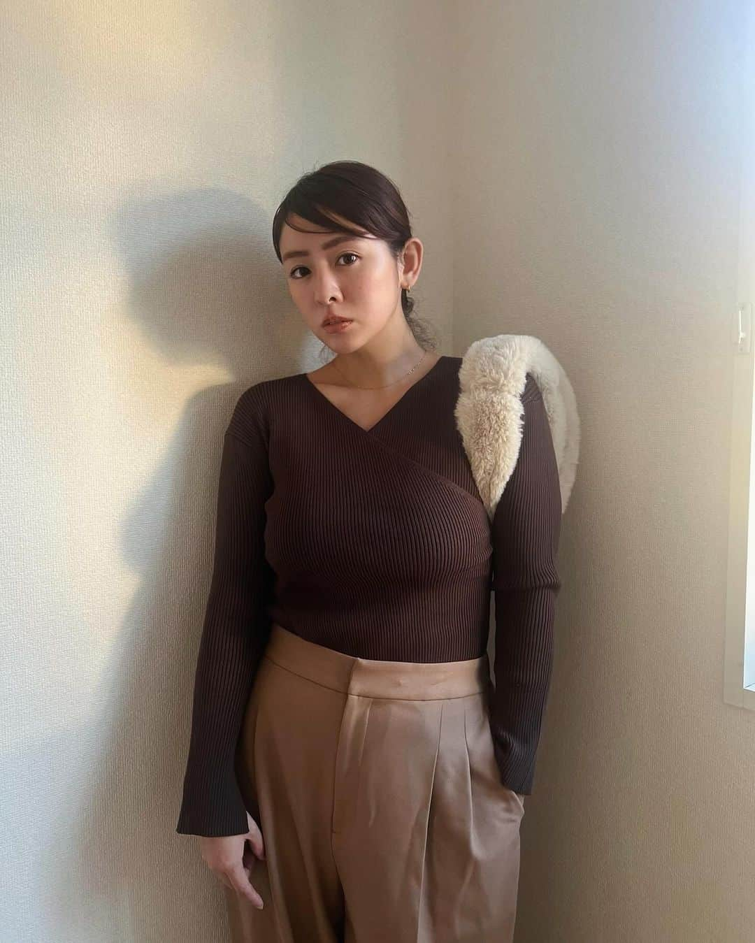 菅谷梨沙子さんのインスタグラム写真 - (菅谷梨沙子Instagram)「同系色で合わせた日🦔 メイクもちょっとヌーディーなカラーを意識してみたんだ♡  お洋服は ニットトップス @stylevoice_official にコラボパンツを。 程よくフィットして着やすくて最近お気に入り🫶🏻 パンツがゆったりデザインなので、コンパクトなものとの相性◎  #STYLEVOICE #Stylevoiceforxxx #ニット #冬コーデ #冬服」11月18日 23時07分 - risako_sugaya