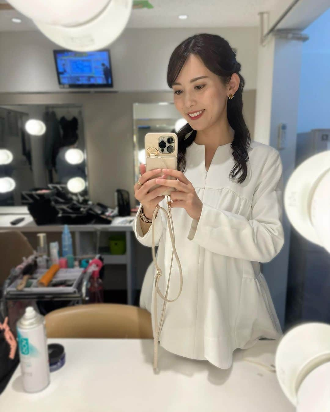 早川茉希さんのインスタグラム写真 - (早川茉希Instagram)「今週のNEWS545衣装👗 素敵な白ブラウスとネイビーワンピースは ビンナビ @bitnabi.official さん🤍  なんと、こちらのブランド 授乳が出来るお洋服なんです❣️🤱 ファスナーで前開きができるようになっています🥰 （6枚目は、撮ってくれた塚田アナに 「ここが開くんですー！」と力説してるところ🤣🤍）  自分の子の授乳時期には 前開きのカーデやテロテロのシャツばかり着て お洋服の選択肢が全然なかった😂 ワンピースはしばらく着られないな〜 なんて諦めていました🥹 お宮参りやお食い初めなどの イベントにもぴったりですね😍✨ 女の子ママさんは、 キッズとリンクコーデもできます👯‍♀️  マタニティにも、もちろん授乳が終わっても活躍🫶 生地がしっかりしていてシワにもなりにくい！ 一年以内はお修理サービスも😳 オーナーさんは4児のママだそうで こだわりが詰まっている🥹♥️  最近特に、 作り手の想いが伝わるお洋服に魅力を感じます🥰  #衣装 #衣装協力 #news545 #テレビ埼玉 #テレ玉 #ブラウス #ブラウスコーデ #ワンピース #ワンピースコーデ #30代ファッション #授乳コーデ #授乳服 #お宮参りコーデ #お食い初めコーデ #ママコーデ #リンクコーデ #お仕事コーデ #きれいめファッション #スカーフ合わせも楽しめそう🤍」11月18日 23時08分 - maki_hayakawa