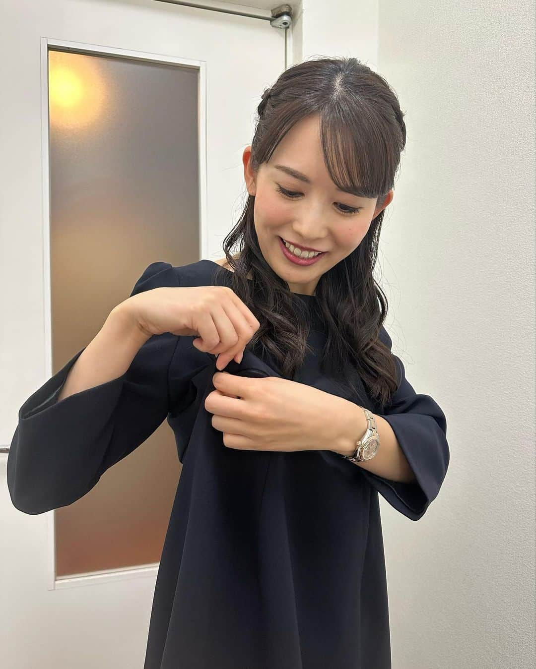 早川茉希さんのインスタグラム写真 - (早川茉希Instagram)「今週のNEWS545衣装👗 素敵な白ブラウスとネイビーワンピースは ビンナビ @bitnabi.official さん🤍  なんと、こちらのブランド 授乳が出来るお洋服なんです❣️🤱 ファスナーで前開きができるようになっています🥰 （6枚目は、撮ってくれた塚田アナに 「ここが開くんですー！」と力説してるところ🤣🤍）  自分の子の授乳時期には 前開きのカーデやテロテロのシャツばかり着て お洋服の選択肢が全然なかった😂 ワンピースはしばらく着られないな〜 なんて諦めていました🥹 お宮参りやお食い初めなどの イベントにもぴったりですね😍✨ 女の子ママさんは、 キッズとリンクコーデもできます👯‍♀️  マタニティにも、もちろん授乳が終わっても活躍🫶 生地がしっかりしていてシワにもなりにくい！ 一年以内はお修理サービスも😳 オーナーさんは4児のママだそうで こだわりが詰まっている🥹♥️  最近特に、 作り手の想いが伝わるお洋服に魅力を感じます🥰  #衣装 #衣装協力 #news545 #テレビ埼玉 #テレ玉 #ブラウス #ブラウスコーデ #ワンピース #ワンピースコーデ #30代ファッション #授乳コーデ #授乳服 #お宮参りコーデ #お食い初めコーデ #ママコーデ #リンクコーデ #お仕事コーデ #きれいめファッション #スカーフ合わせも楽しめそう🤍」11月18日 23時08分 - maki_hayakawa