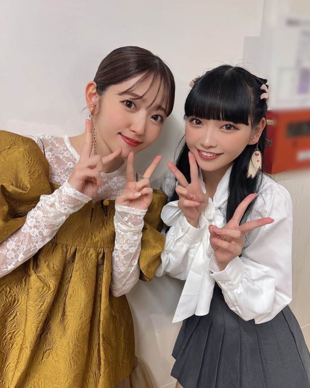 のインスタグラム：「大好きな鈴木愛理さんにお会いすることができました😭🩷 ･ ももな、ももこ、ひなちゃんが出演の「#オーイシマサヨシ× #鈴木愛理 のアニソン神曲カバーでしょdeショー!!」 大好きな #鈴木愛理 さんに どうしてもお会いしたくてスタジオ見学に行かせていただきました😭🙇‍♂️✨ そして、なんとツーショットまで🤦🏻‍♀📸💕💕 こんなに幸せなことはありません。。。 このお写真は一生大切な宝物です💎😭 私もいつか共演させていただけるように  頑張ります🔥 ･ お会い出来るのが嬉しすぎてすーさんもつけていっちゃいました🤤💕 ･  #高嶺のなでしこ #たかねこ #YouTube  #ootd」