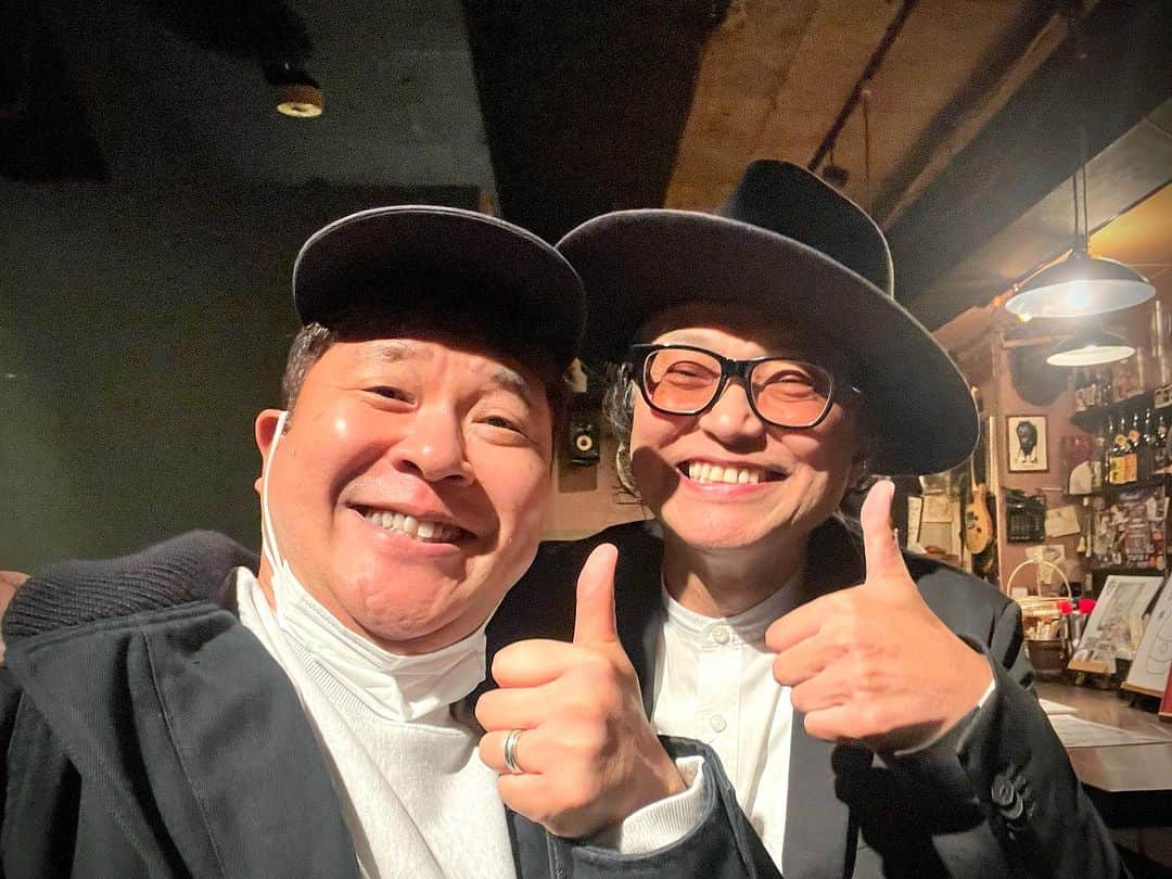 竹井亮介のインスタグラム：「2023年11月18日。 相島一之先輩と。  あいさんのバンド、相島一之&The Blues Jumpersのワンマンライブに参戦。 ものすごく楽しかったです。 あいさんの歌、特に高音が冴え渡って気持ちよかった〜！ あいさんはかっこよくて、かわいいや。 #すてきなひとと」
