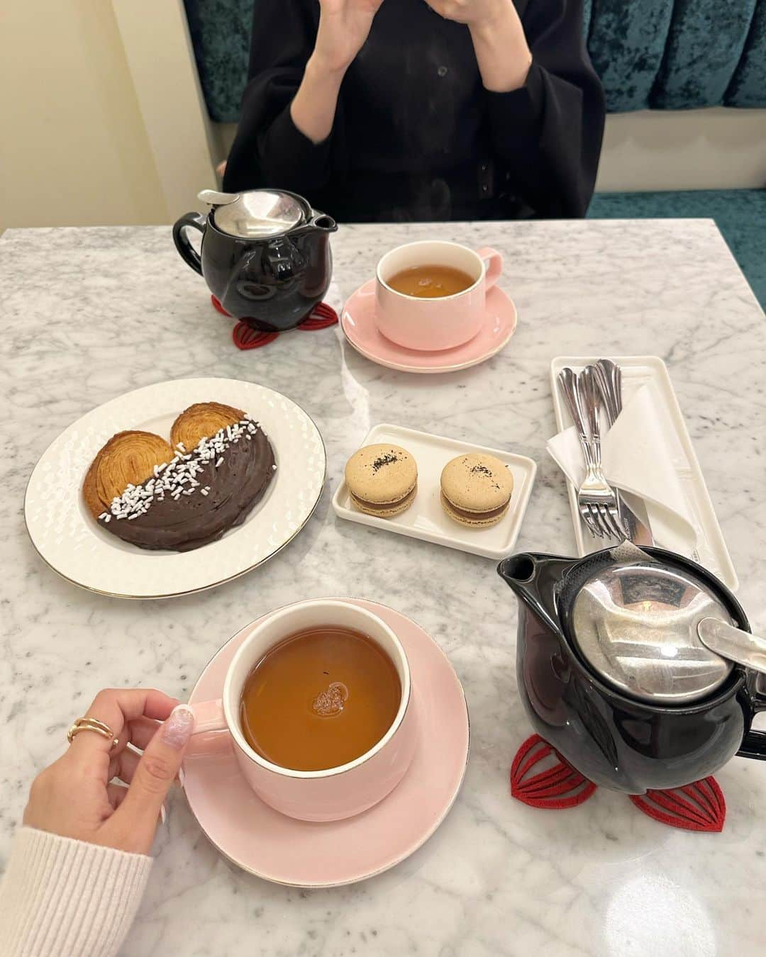 畑美紗起のインスタグラム：「🇰🇷☕️💕  ここのアールグレイのマカロンがおいしすぎて、 またぜったいにたべたい、、、😋  そして日本でもおいしい紅茶味のマカロン屋さん あったらおしえてほしい💭  #韓国カフェ #韓国グルメ #韓国 #韓国旅行 #韓国グルメ #カフェ #コーデ #ファッション #みちゃしふく #畑美紗起 #私服 #グレイル #グレイル購入品 #清潭洞カフェ #清潭 #スナイデル #coordinate #me #shooting #instagood #ootd #fashion #fashionstyle #fashionblogger #카페 #한국카페 #일본인」