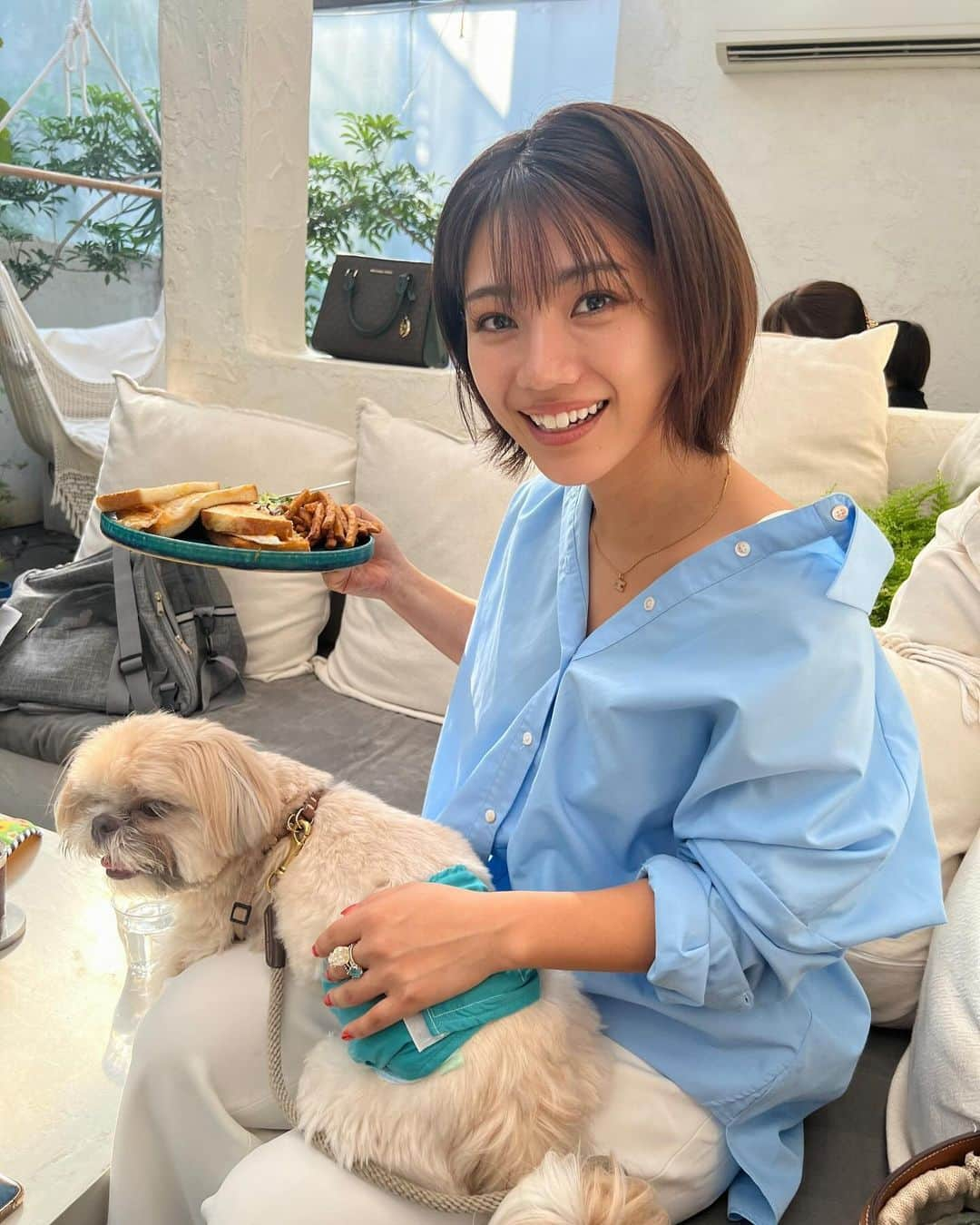 大川成美のインスタグラム：「動物って本当に癒しだ🤍 ． @andtcafe ． ． #表参道カフェ #cafe」