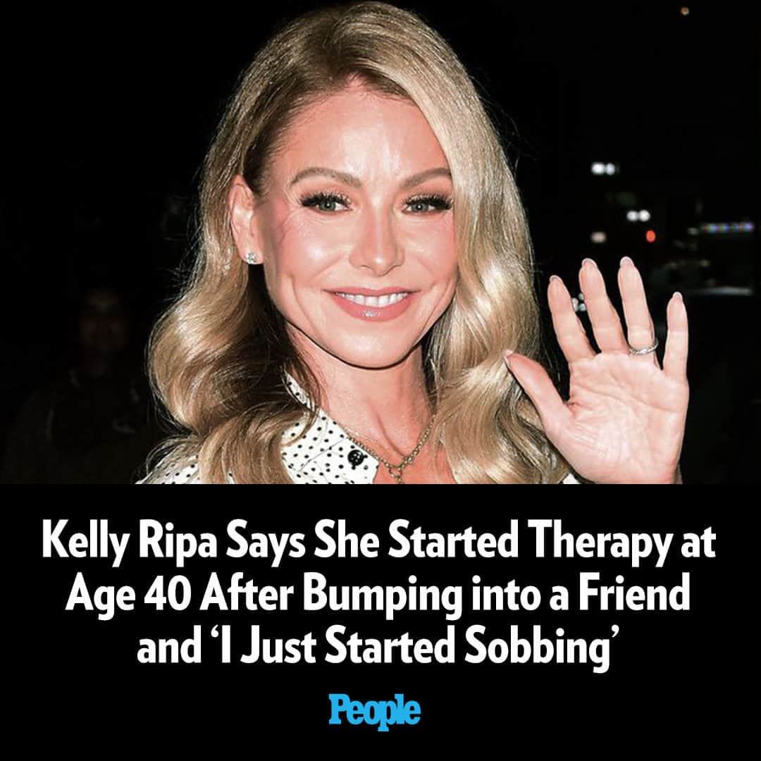People Magazineのインスタグラム：「Kelly Ripa has never shied away from talking about her mental health — and on the Thursday episode of her podcast, 'Let’s Talk Off Camera,' she shared the exact moment she decided to seek therapy.  “I went into therapy when I turned 40,” Ripa, now 53, told podcast guest Tyler Perry.   “I bumped into a girlfriend of mine at a Bar Mitzvah and she said, ‘How are you?’ and I started sobbing, and I wasn’t entirely sure why.”   Read more in our bio link. | 📷: Getty」