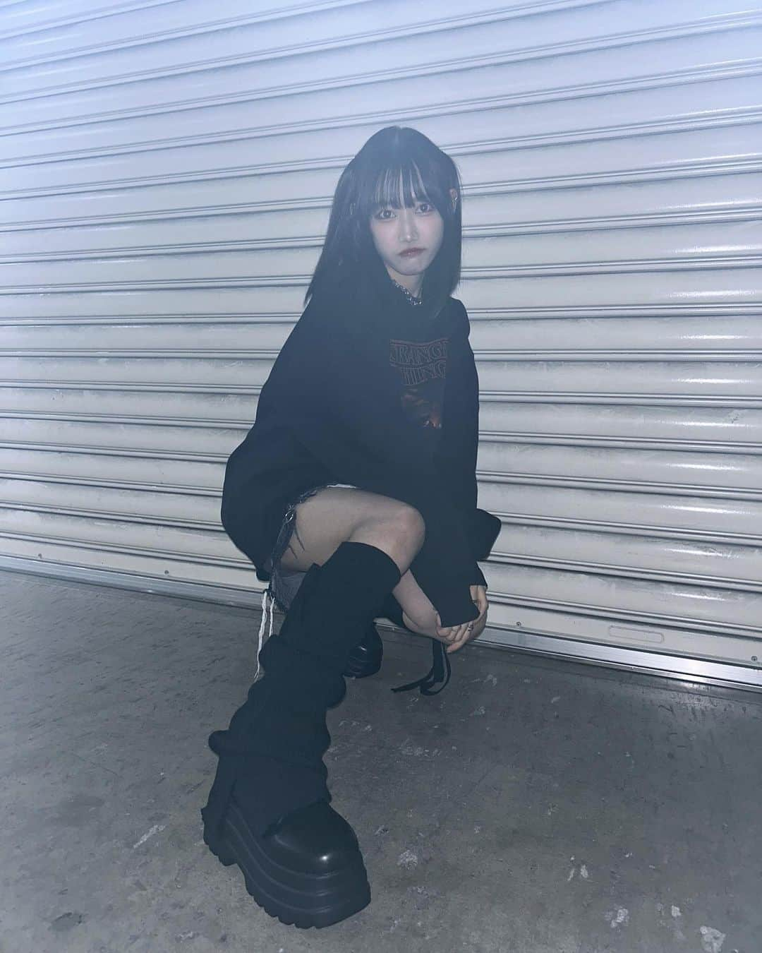 黒須遥香さんのインスタグラム写真 - (黒須遥香Instagram)「⛓️⚡️  .  今日の私服裏テーマは、犬(戌)🐕  首輪とちょっとしたハーフツインで犬を表現しました☺︎  首輪に合わせてコーディネートしたらカッコよくなった！ メイクもばちばちにしてみたよ☺︎  .  意外と好評で嬉しかった！  。  　 #犬コーデ #地雷メイク #地雷系女子 #パンクファッション #厚底ブーツ #サブカルファッション #strangerthings」11月18日 23時17分 - kuros.mile_haruka