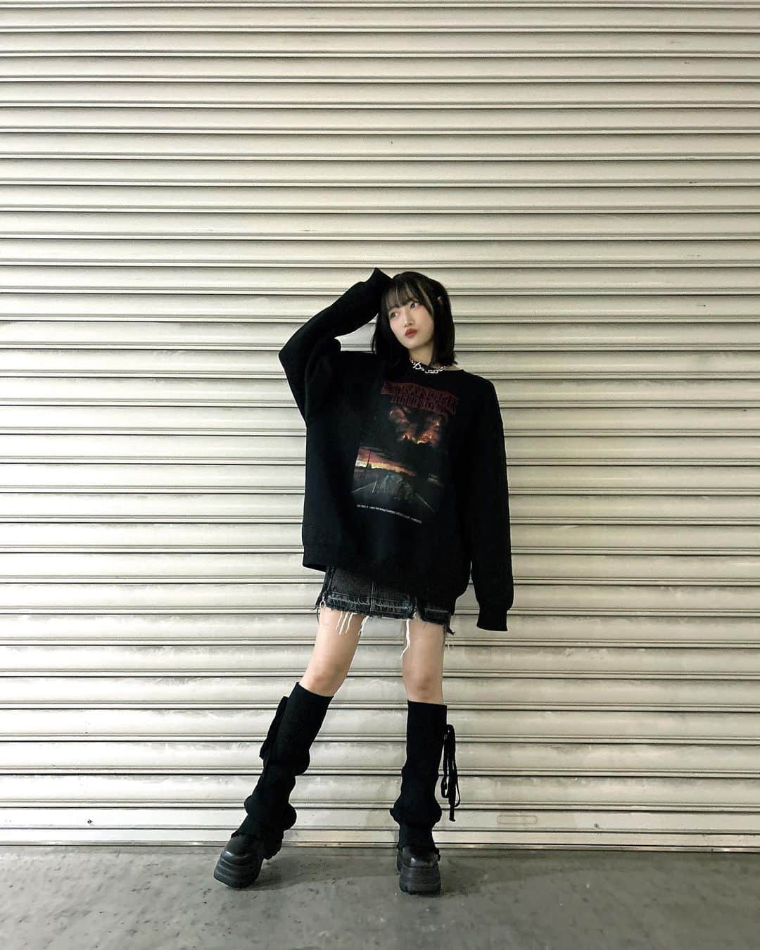 黒須遥香さんのインスタグラム写真 - (黒須遥香Instagram)「⛓️⚡️  .  今日の私服裏テーマは、犬(戌)🐕  首輪とちょっとしたハーフツインで犬を表現しました☺︎  首輪に合わせてコーディネートしたらカッコよくなった！ メイクもばちばちにしてみたよ☺︎  .  意外と好評で嬉しかった！  。  　 #犬コーデ #地雷メイク #地雷系女子 #パンクファッション #厚底ブーツ #サブカルファッション #strangerthings」11月18日 23時17分 - kuros.mile_haruka