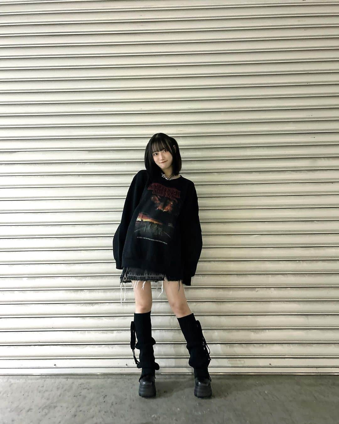 黒須遥香さんのインスタグラム写真 - (黒須遥香Instagram)「⛓️⚡️  .  今日の私服裏テーマは、犬(戌)🐕  首輪とちょっとしたハーフツインで犬を表現しました☺︎  首輪に合わせてコーディネートしたらカッコよくなった！ メイクもばちばちにしてみたよ☺︎  .  意外と好評で嬉しかった！  。  　 #犬コーデ #地雷メイク #地雷系女子 #パンクファッション #厚底ブーツ #サブカルファッション #strangerthings」11月18日 23時17分 - kuros.mile_haruka