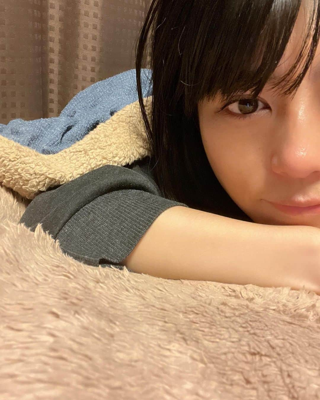 芳野友美さんのインスタグラム写真 - (芳野友美Instagram)「昨夜は何ともなさ過ぎて今回はNO副反応で終わるかと思ったけど、朝寒さで目が覚め#ブルブルガタガタ 。 熱は7度ちょっとくらいだったけど、とにかく寒くてヒーターの前から動けなくなり、落ち着いたところで厚手の毛布を引っ張り出して、薬飲んでもう一回寝ました！ 　 そしたら今度は寝汗をかいてて、それで結構スッキリ治った感じに。 　 日中は少し怠いなぁって感じはあったけど、それ以上悪くなることはなかったよ✌️ ただ変に汗ばんだり、急に悪寒が襲ったり、体温調整が上手くできてない感じでした～。 　 といことで今日は、お紅茶飲んだりしながら、ゆっくりまったり。 　 #コロナワクチン と#インフルエンザワクチン の#同時接種 、私は結果的に副反応が倍酷くなるということはなく、それぞれの副反応が1回で済んだと思うと良かったです☺︎」11月18日 23時18分 - yumi_yoshino_1980