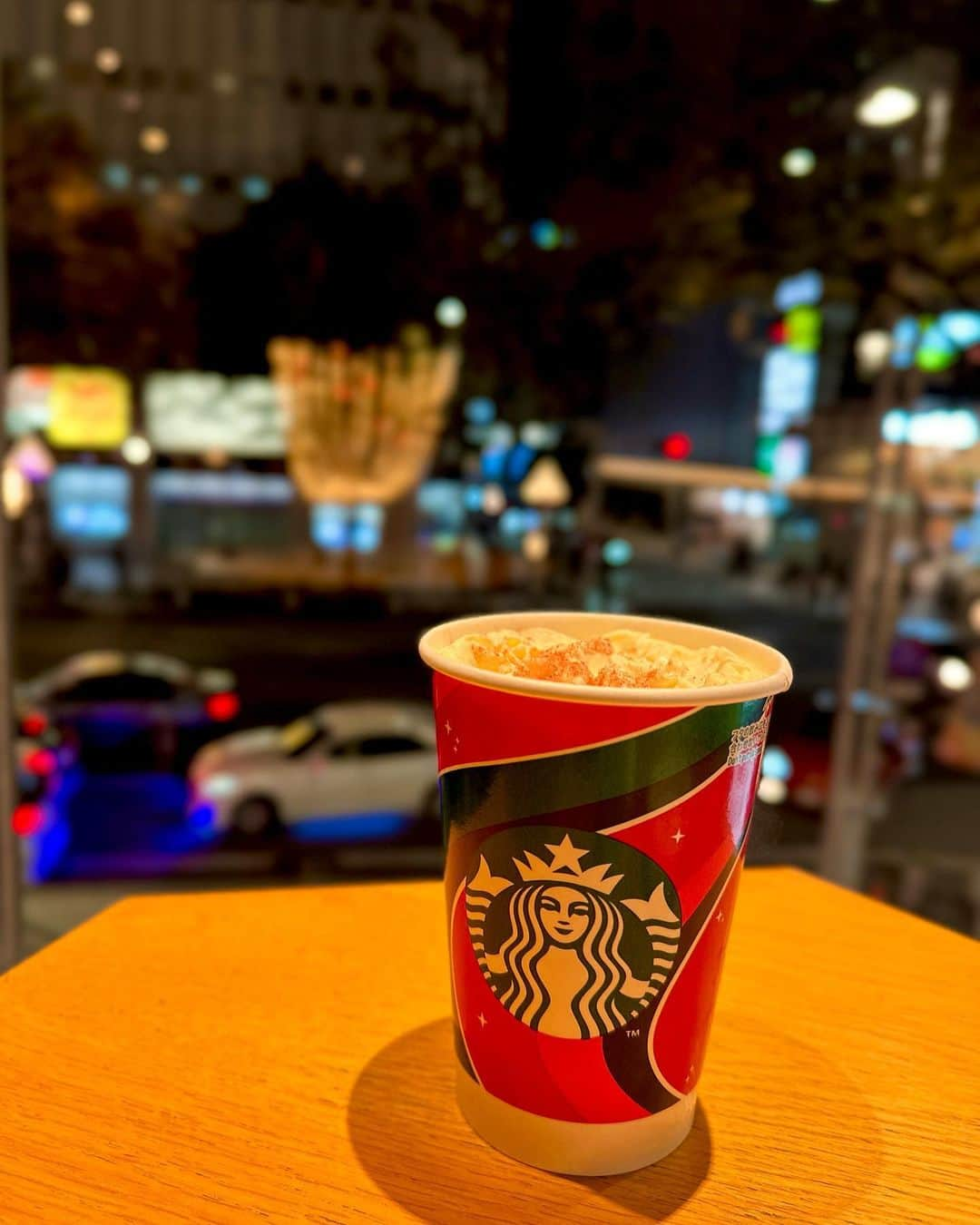 三浦優奈のインスタグラム：「栄のイルミネーションを背景に 【ストロベリーメリークリーム ティー ラテ】  #starbuckscoffeejapan #starbuckscoffee #starbucks #スターバックス #スターバックスコーヒー #コーヒー #coffee #カフェ #cafe #カフェタイム #cafetime  #cafetime_jp #cafétime #cream #クリーム #スタバ #ドリンク  #スイーツ #ストロベリーメリークリームティーラテ #ストロベリーメリークリームフラペチーノ #クリスマス #クリスマス限定 #xmas #christmas #イルミネーション #illumination #christmasillustration #クリスマスイルミネーション #栄 #イルミ」