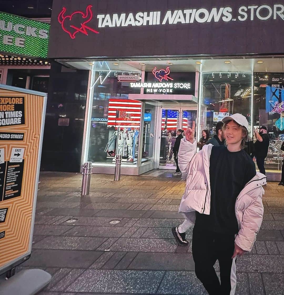KENNのインスタグラム：「せっかくなのでニューヨークのタイムズスクエアにあるオープンしたてのタマシイネイションズストアに来てみました！  店内は日本のフィギュアでいっぱい！ お世話になっている作品に海外でも出会えると嬉しいですね。  #マクロス #マクロスデルタ #ガンダム #水星の魔女 #鬼滅の刃 #タタタタ#TAMASHIINATIONSSTORENEWYORK #animenyc #声優 #KENN」