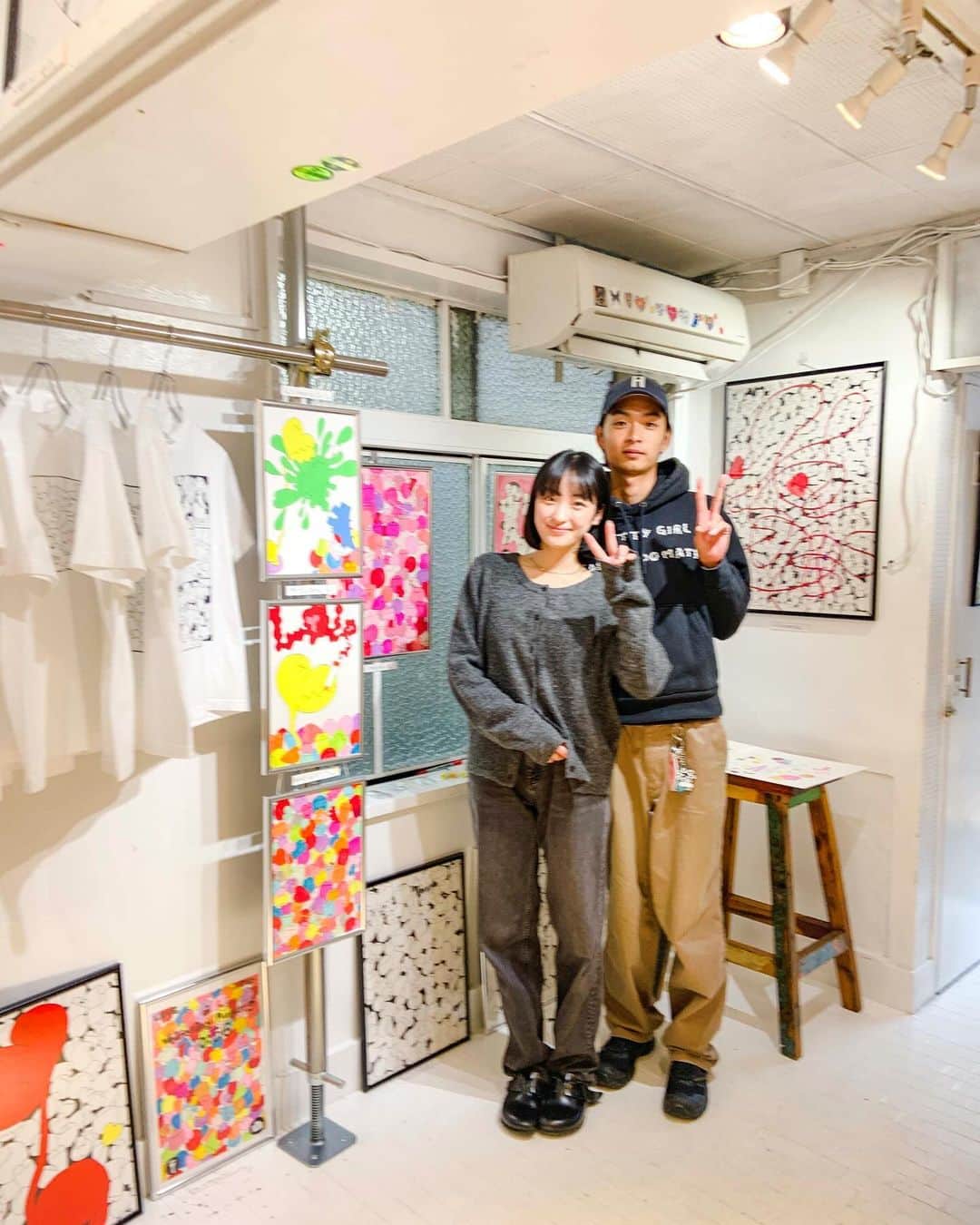 福田瞳のインスタグラム：「先週末、ケイくん @kei_kouda の展示にお邪魔してきた☺︎ 作品はどれも可愛いかった♡ おっきい作品ほしいなぁ☺︎ どんっとお部屋に飾ったら素敵だよね〜✨✨✨ 久しぶりのリサちゃん @enamilisa に、うた坊もニコニコ☺️♡」