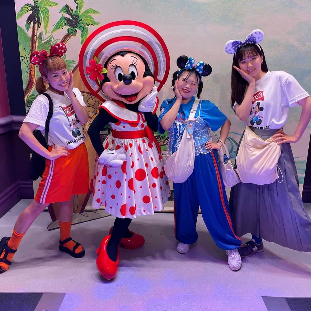 ゆめちゃんさんのインスタグラム写真 - (ゆめちゃんInstagram)「ミニーちゃん💖🎀スクリーンデビューおめでとう❣️ あなたのキュートさには誰も敵わない🩷女子力参考にしてます！ ハッピーバースデー🩷🩷🩷 . . #ディズニー #ミニーちゃん #スクリーンデビュー #結局ミニーには敵わない #会った瞬間可愛い連発 #ハグ #ミッキーを虜にする魅力がありすぎる #キャラグリしか勝たん #シカゴの女 #休日の過ごし方 #ノーマルゆめちゃん #芸人 #ピン芸人 #人力舎 #ディズニー大好き芸人 #ディズニー好きな人と繋がりたい」11月18日 23時22分 - yumechan__1993