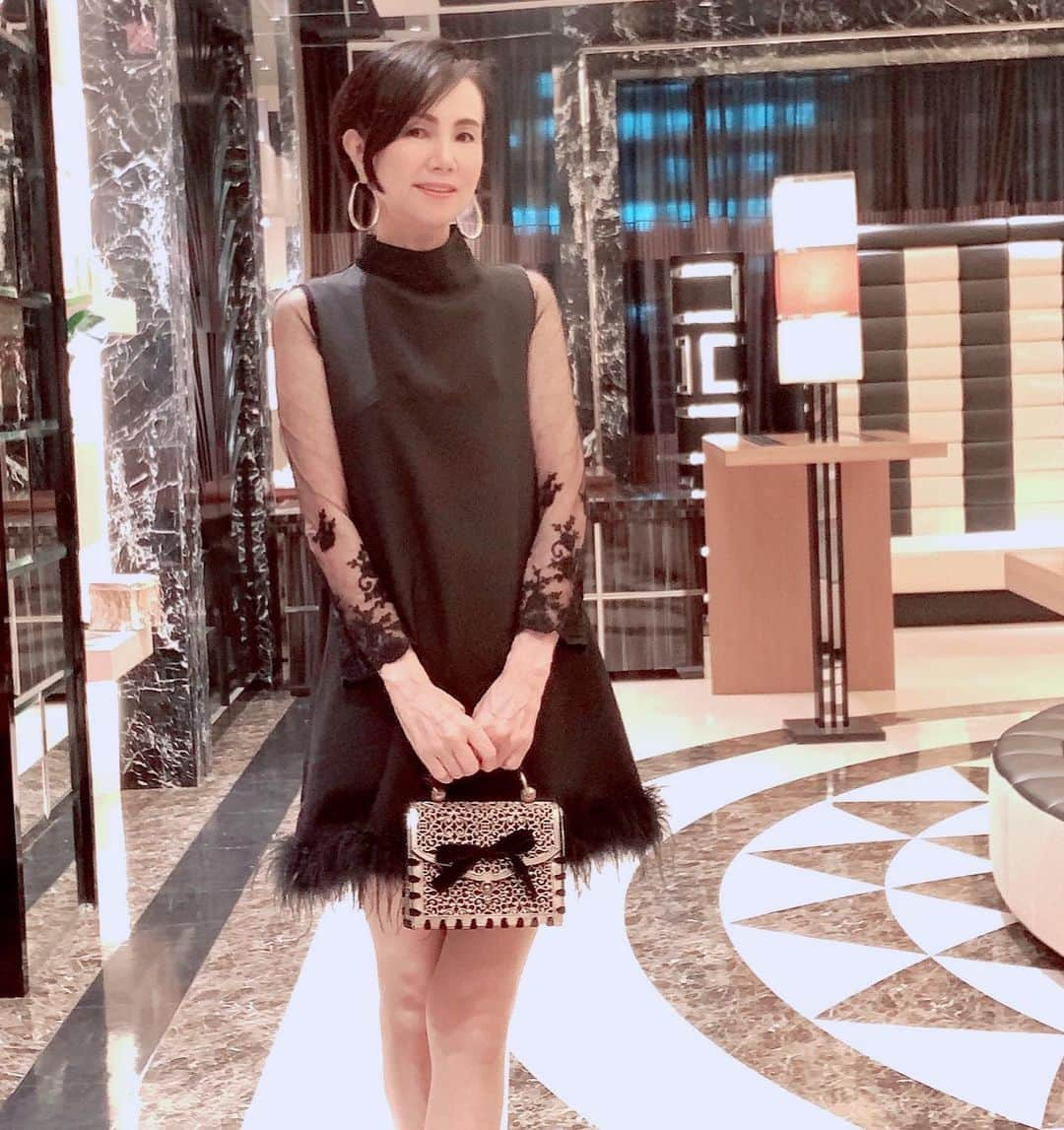 石津香織さんのインスタグラム写真 - (石津香織Instagram)「💓 先日 初めて、 EXEDIAの会に 参加させて頂きました^ - ^  素晴らしい方々ばかりで びっくり‼️しました。  参加するお洋服に 迷い迷って、 ブラックのワンピース👗に  レンタルした サンローランの クラッチバッグ👝  このバッグ、 一目惚れで レンタルૅ˘็ੋ͈◡ुً☬ཻैั້͈ ❤  @shareclorielilly   Sharecloは、 @shareclorielilly   CHANELや LOUIS VUITTONや DIORなどの ブランドの服や小物のレンタルが、  定額制で 出来るから 安心♥️  どれを 選ぼうか、 見てるだけで 楽しい😃  @shareclorielilly   PR @shareclorielilly #ファッション #服 #服好き #服好きな人と繋がりたい #サブスク #服サブスク #服レンタル #shareclo」11月18日 23時22分 - kaori.ishizu