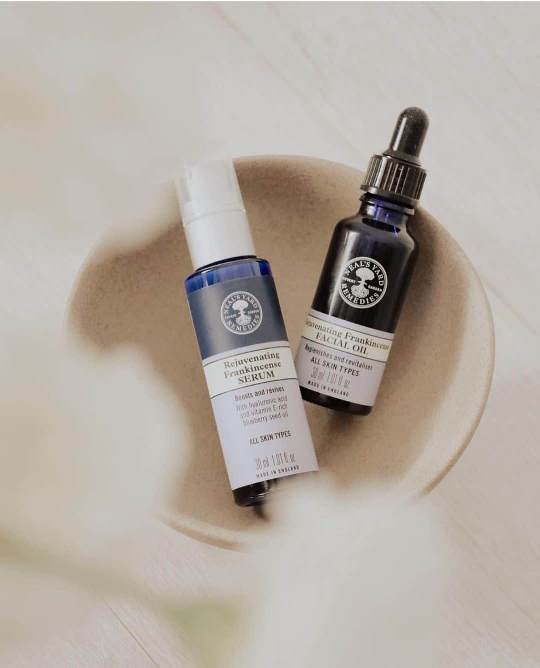 Neal's Yard Remediesさんのインスタグラム写真 - (Neal's Yard RemediesInstagram)「Rich and revitalising, enjoy our best selling Rejuvenating Frankincense collection at 20% off this Black Friday 💙.  📸 @y.h_lll」11月18日 23時24分 - nealsyardremedies