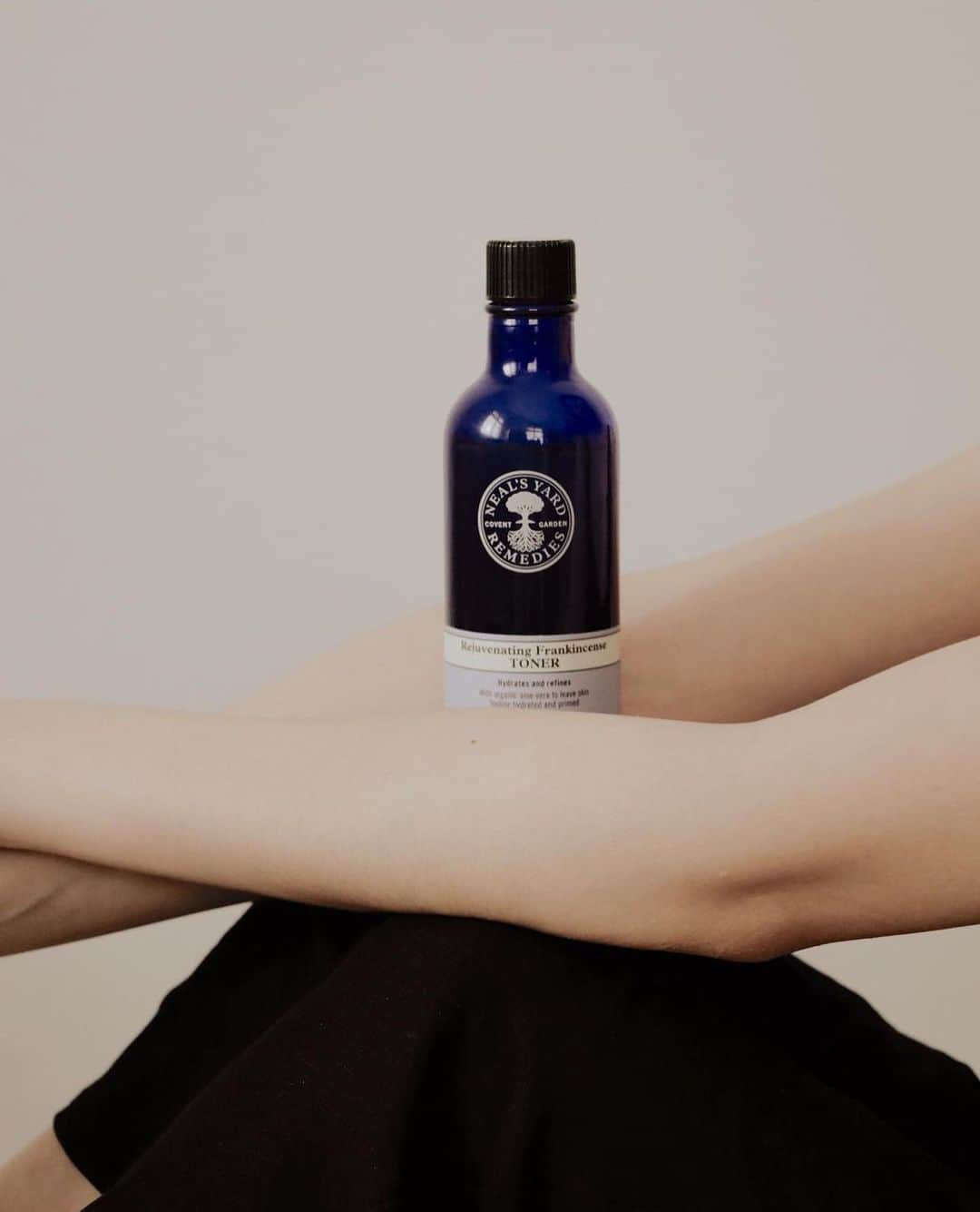 のインスタグラム：「Rich and revitalising, enjoy our best selling Rejuvenating Frankincense collection at 20% off this Black Friday 💙.  📸 @y.h_lll」