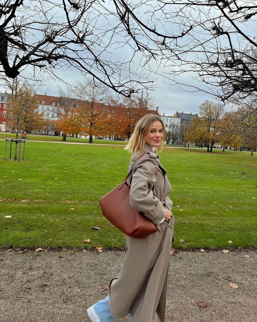 ペルニール・ブルームさんのインスタグラム写真 - (ペルニール・ブルームInstagram)「Strolling around🚶🏼‍♀️🍂」11月18日 23時25分 - pernilleblume