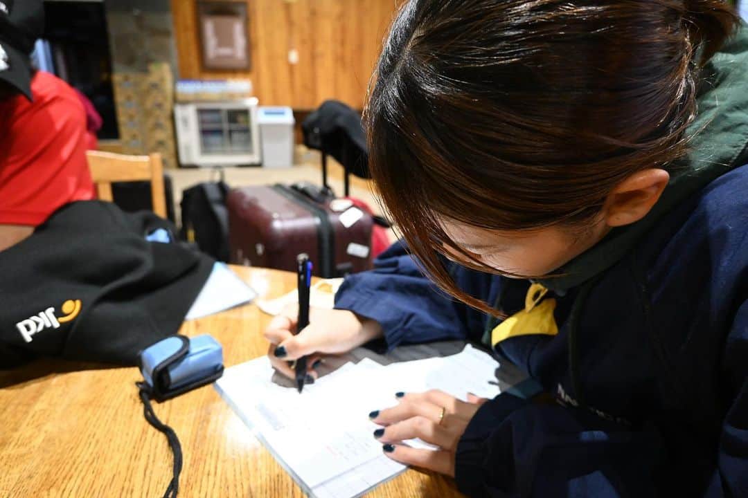 白井璃緒のインスタグラム：「１枚目：スイマガのアンケートを書いてるところ。漢字間違いいっぱいした😅  ２枚目：飛び込む前喋ってるところ撮られた。  ３枚目：きつくて背中向けて不貞腐れてるところ。大人になろう…。  ４枚目：機嫌良くてピース✌️  ５枚目：メニュー貰って(きついなぁ)って思ってる瞬間。肌が綺麗すぎる😉  ６枚目：練習後に懸垂とぶら下がり腹筋する前。休憩は人より長め。」